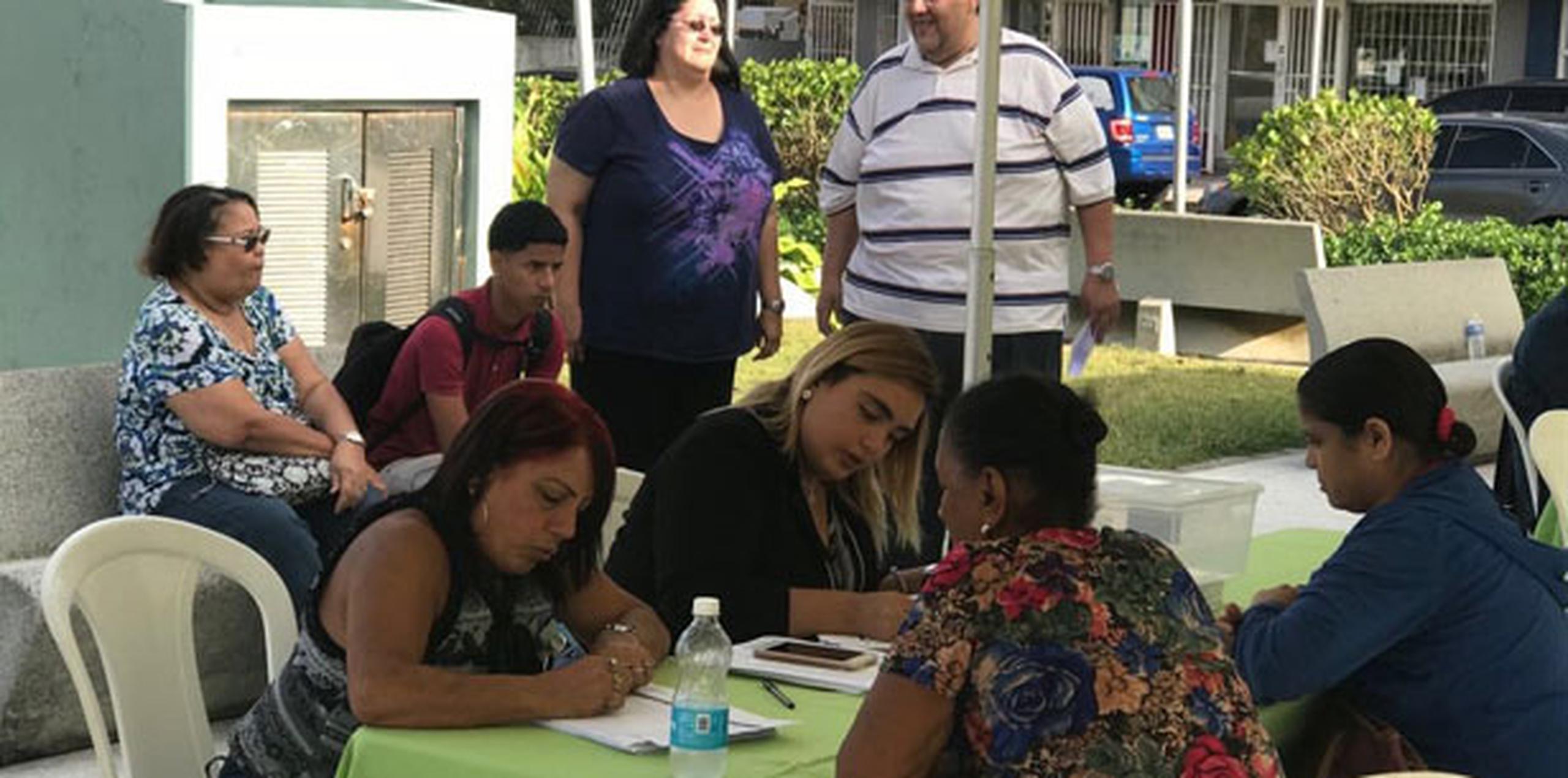 Personal de la Coalición de Vacunación de Puerto Rico Voces, así como del Departamento de Salud, estuvieron administrando al público presente la vacuna contra la Influenza, al igual que contra el tétano y la pulmonía. (Suministrada)