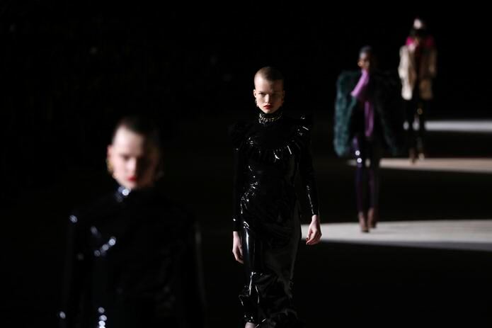 Modelos lucen creaciones de la colección otoño/invierno 2020/21 Saint Laurent durante la Semana de la Moda de París.