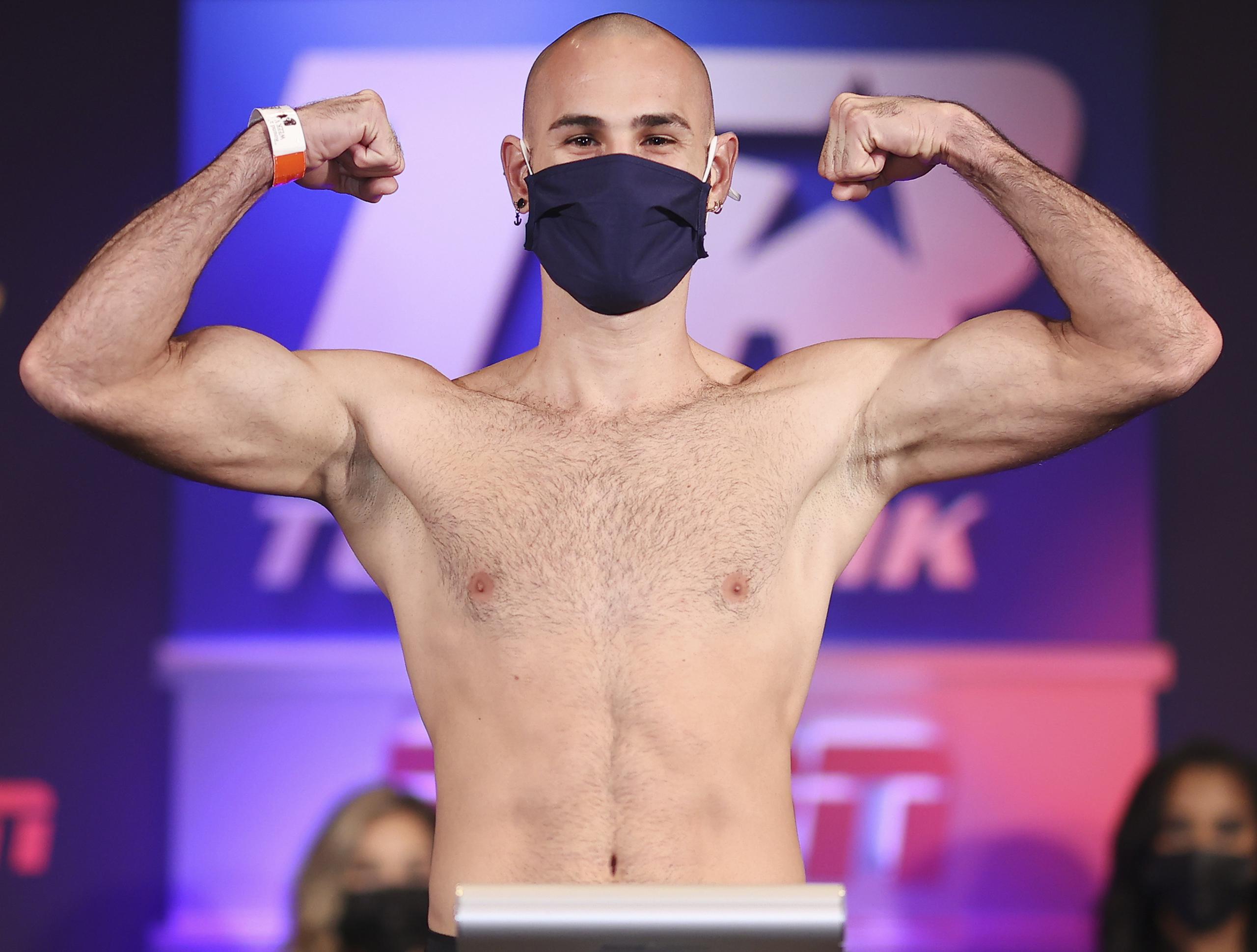 José Pedraza luce confiado tras cumplir con el peso de su pelea del sábado en Las Vegas.