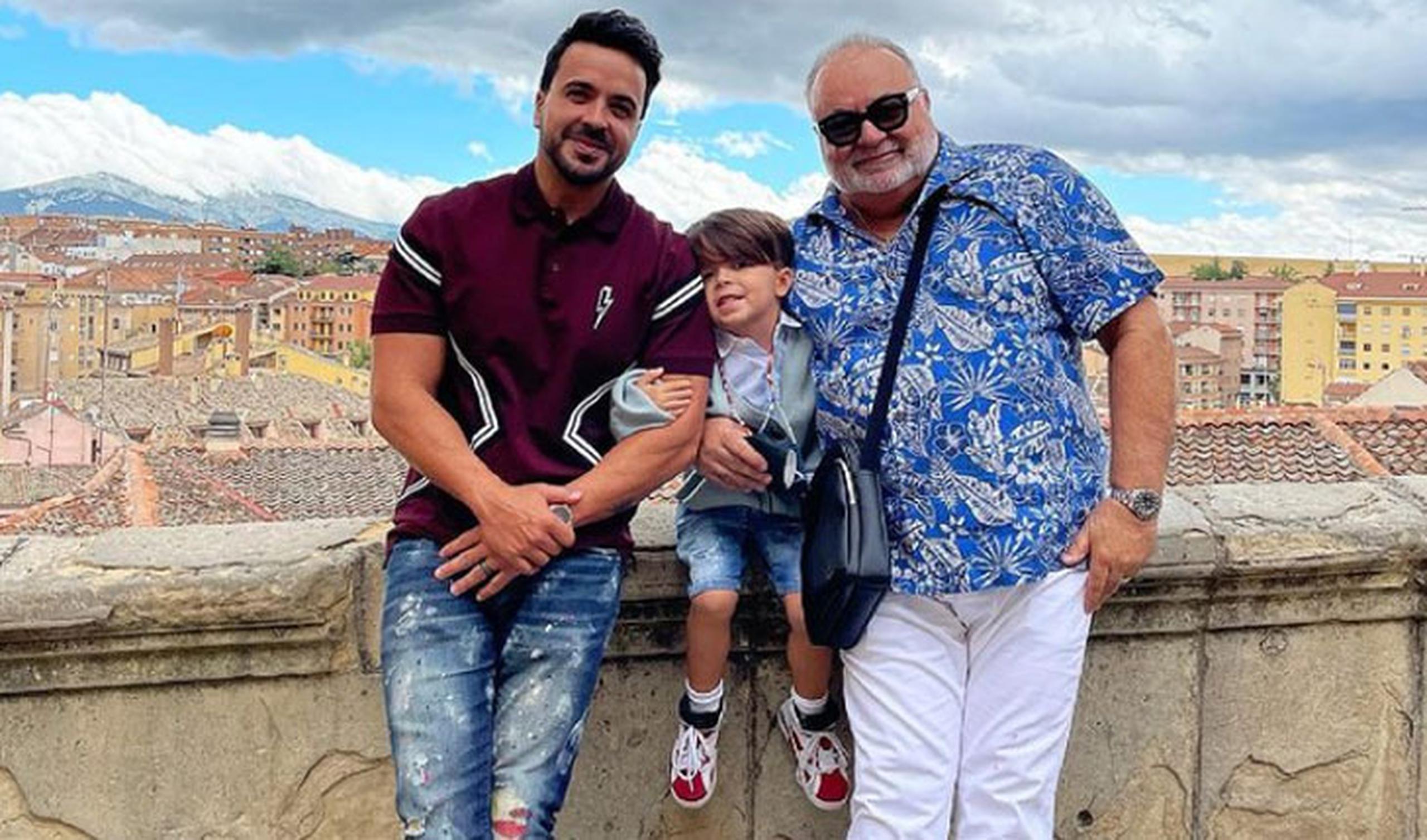 Luis Fonsi junto a su hijo y su papá