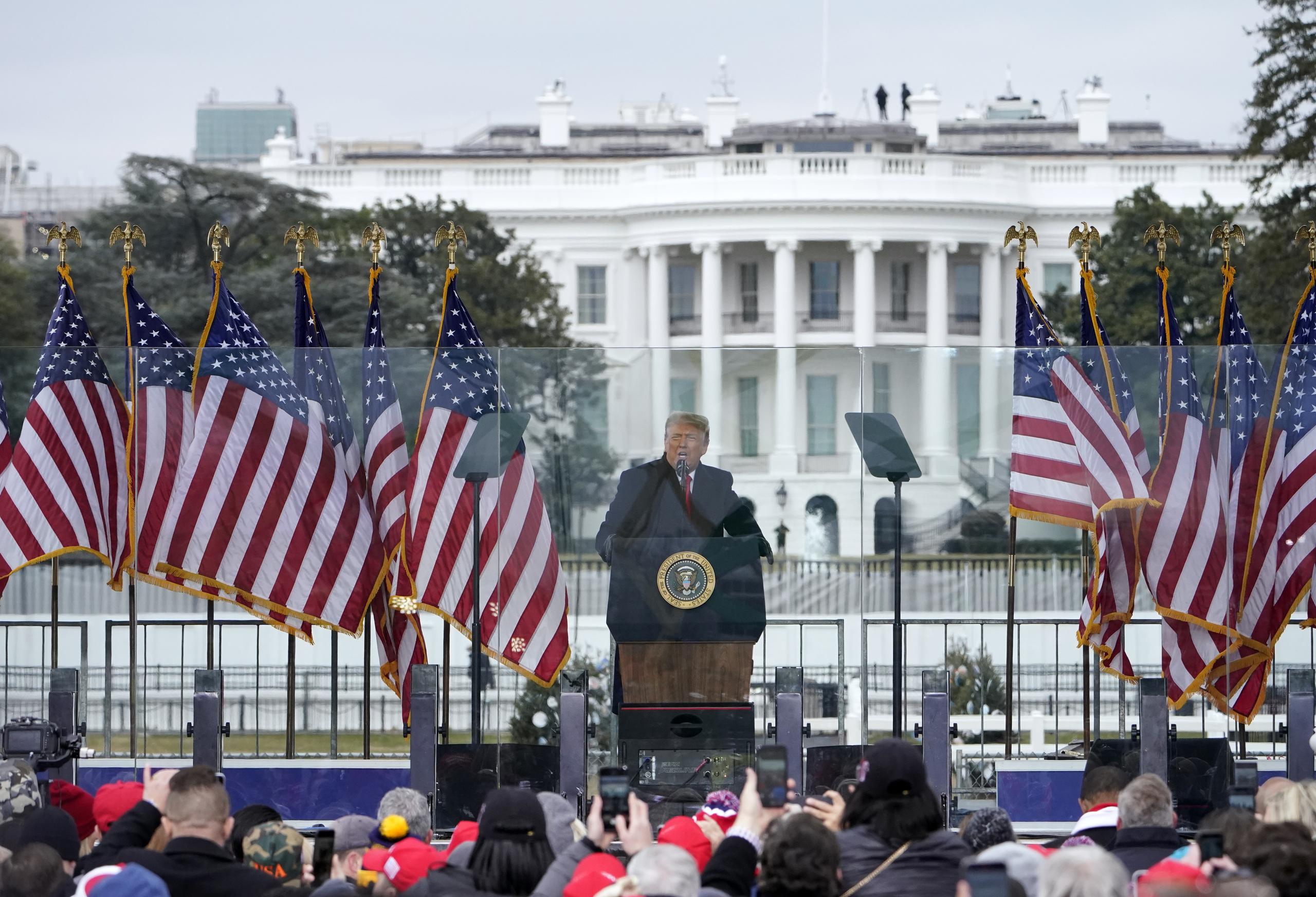 El día del ataque, el entonces presidente Donald Trump convocó un mitin frente a la Casa Blanca, en Washington, en el que dijo a la multitud que se dirigieran al Capitolio, pues “nunca recuperarán nuestro país siendo débiles”.