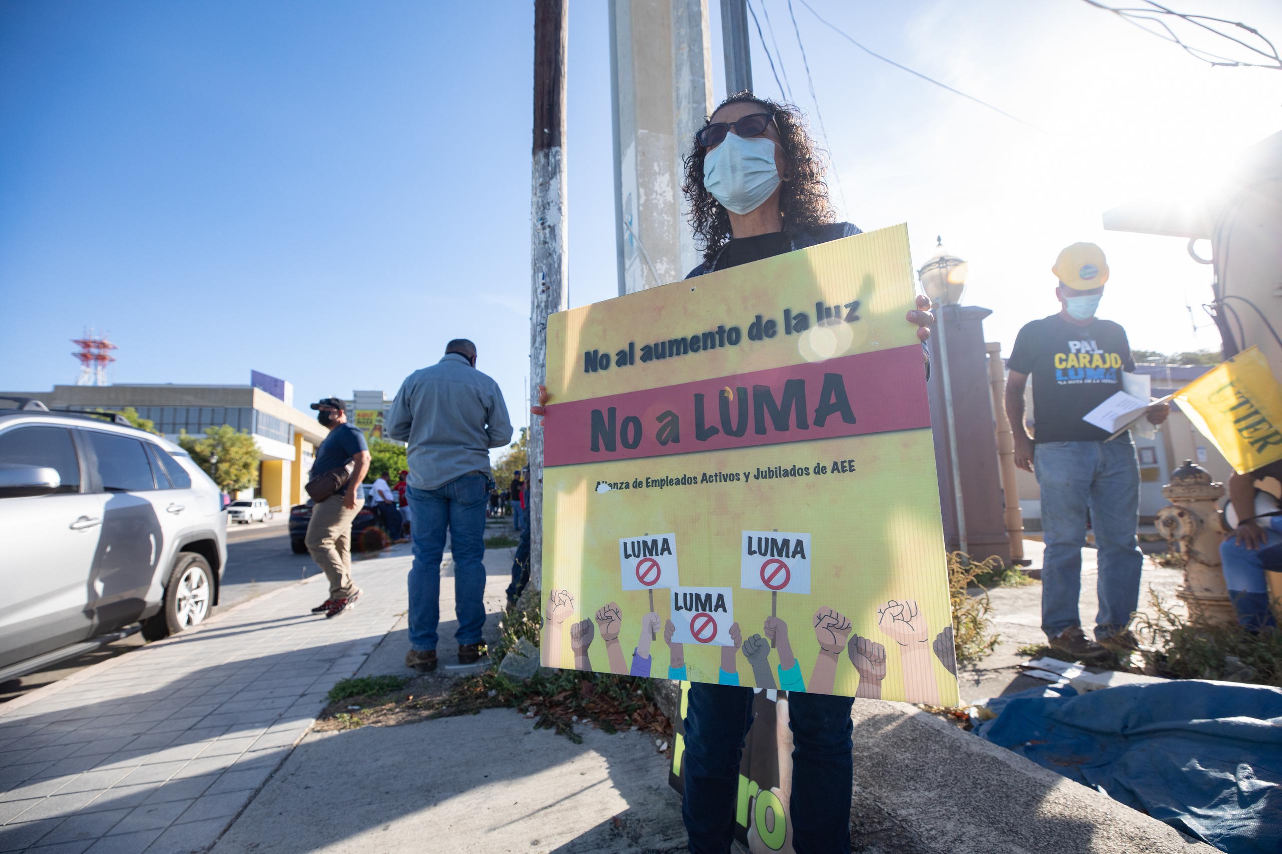 Manifestantes se expresan en contra de LUMA Energy en Ponce el 1 de junio de 2021, día en que el consorcio comienza a administrar la Autoridad de Energía Eléctrica.