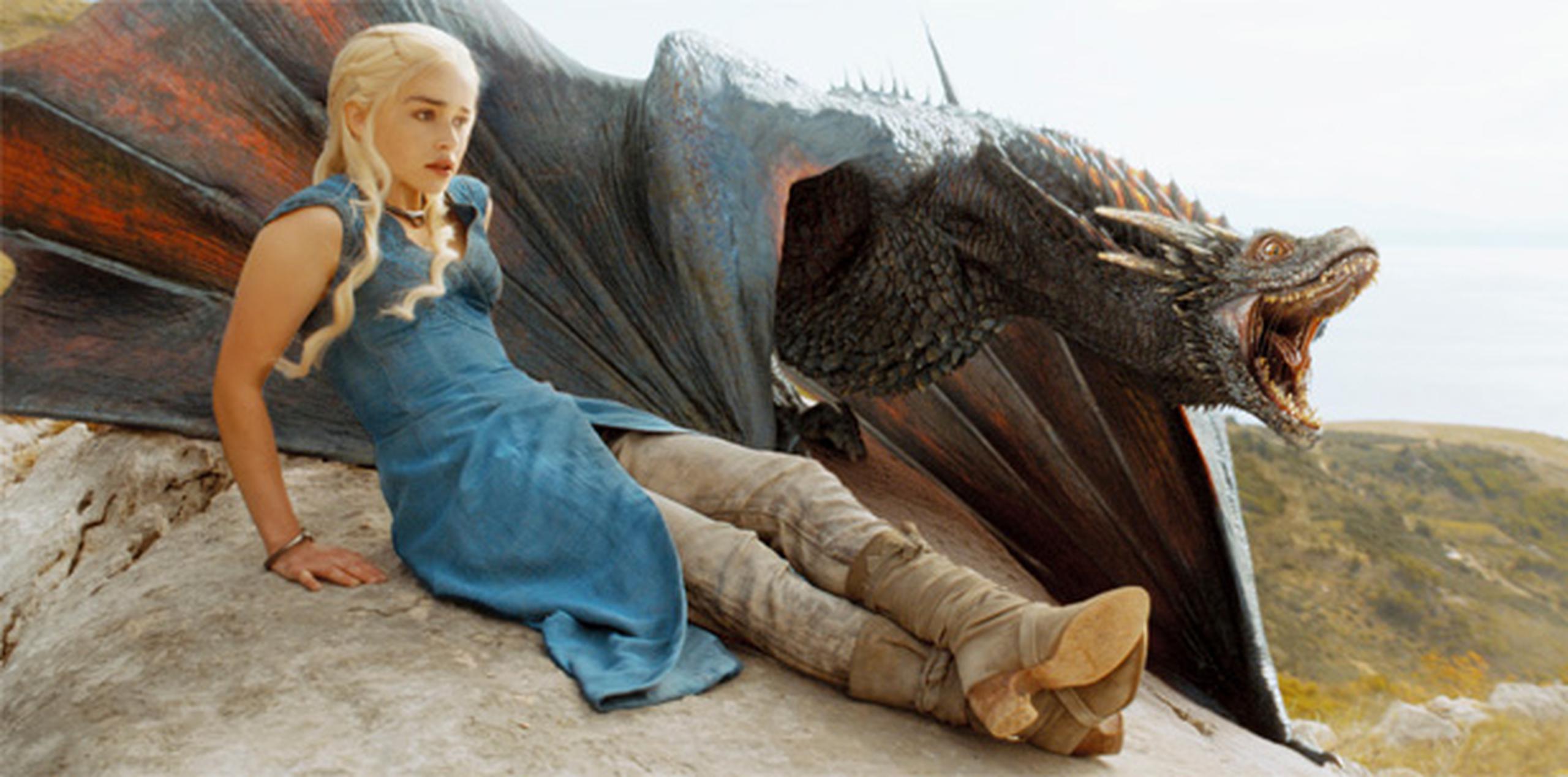 Emilia Clarke interpreta a "Daenerys Targaryen" en la popular serie de HBO.