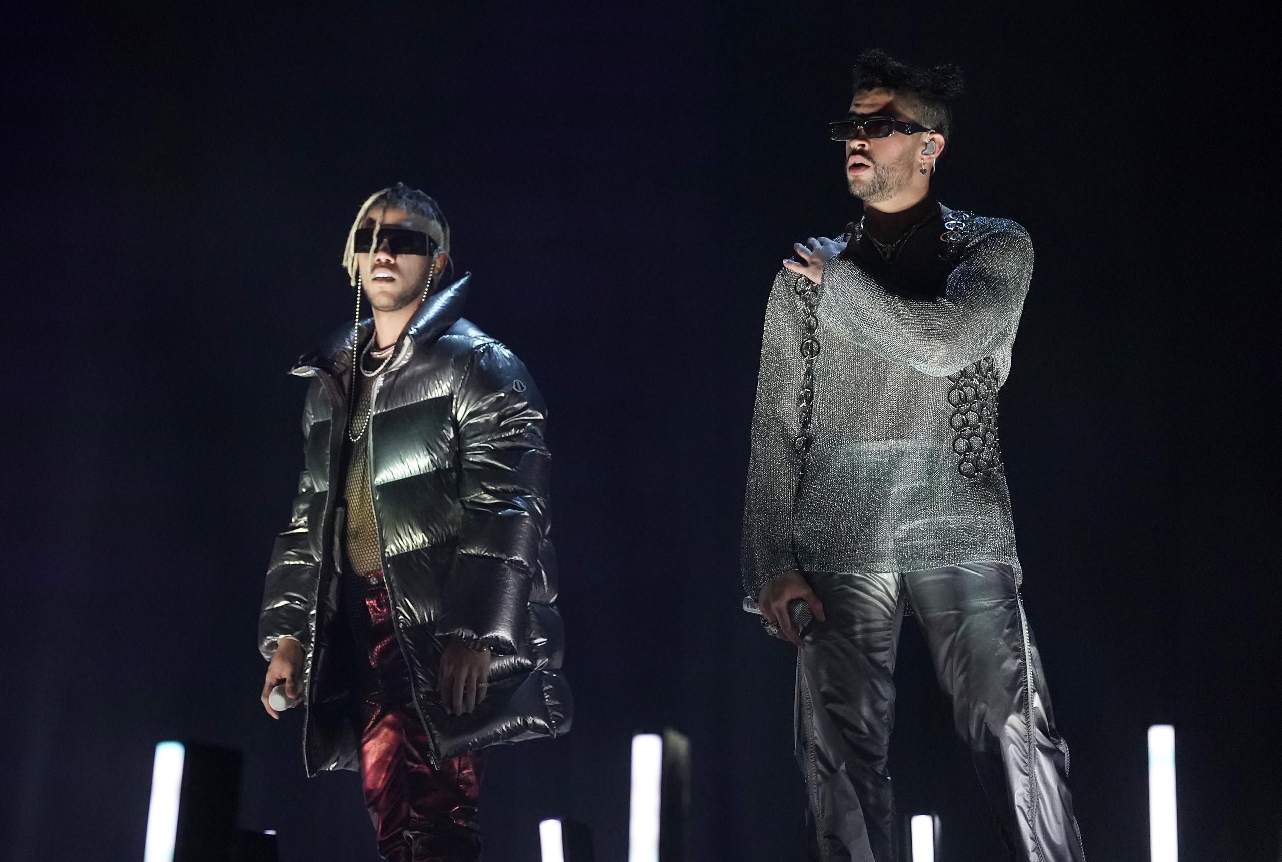 En la foto, Jhay Cortez y Bad Bunny durante su presentación del tema "Dakiti" en los premios Grammy del 2021.