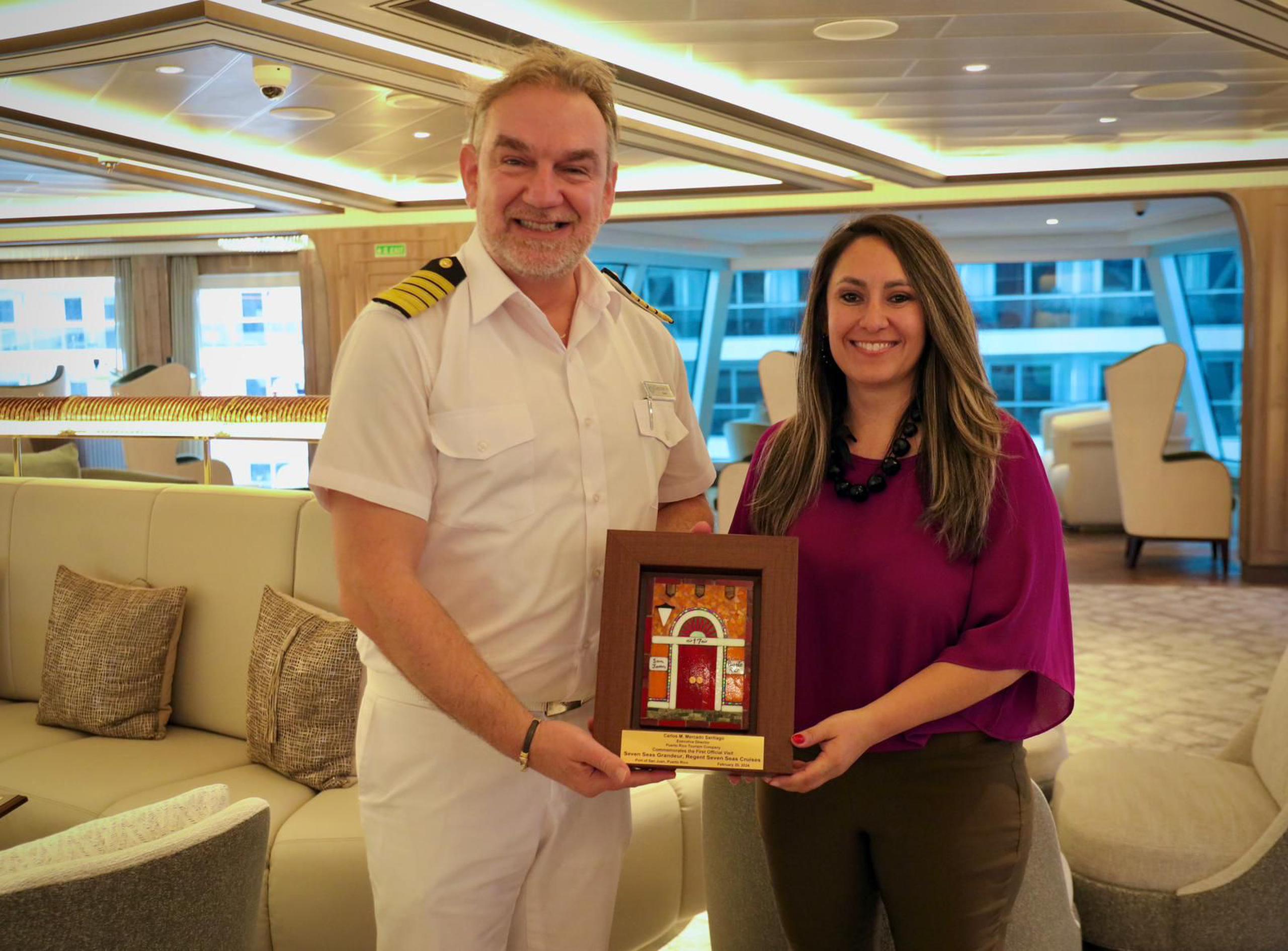 El capitán del crucero Seven Seas Grandeur, Aristeidis I. Mertzanis, junto a la directora de Acceso Aéreo y Marítimo de la Compañía de Turismo, Crystal Bell.