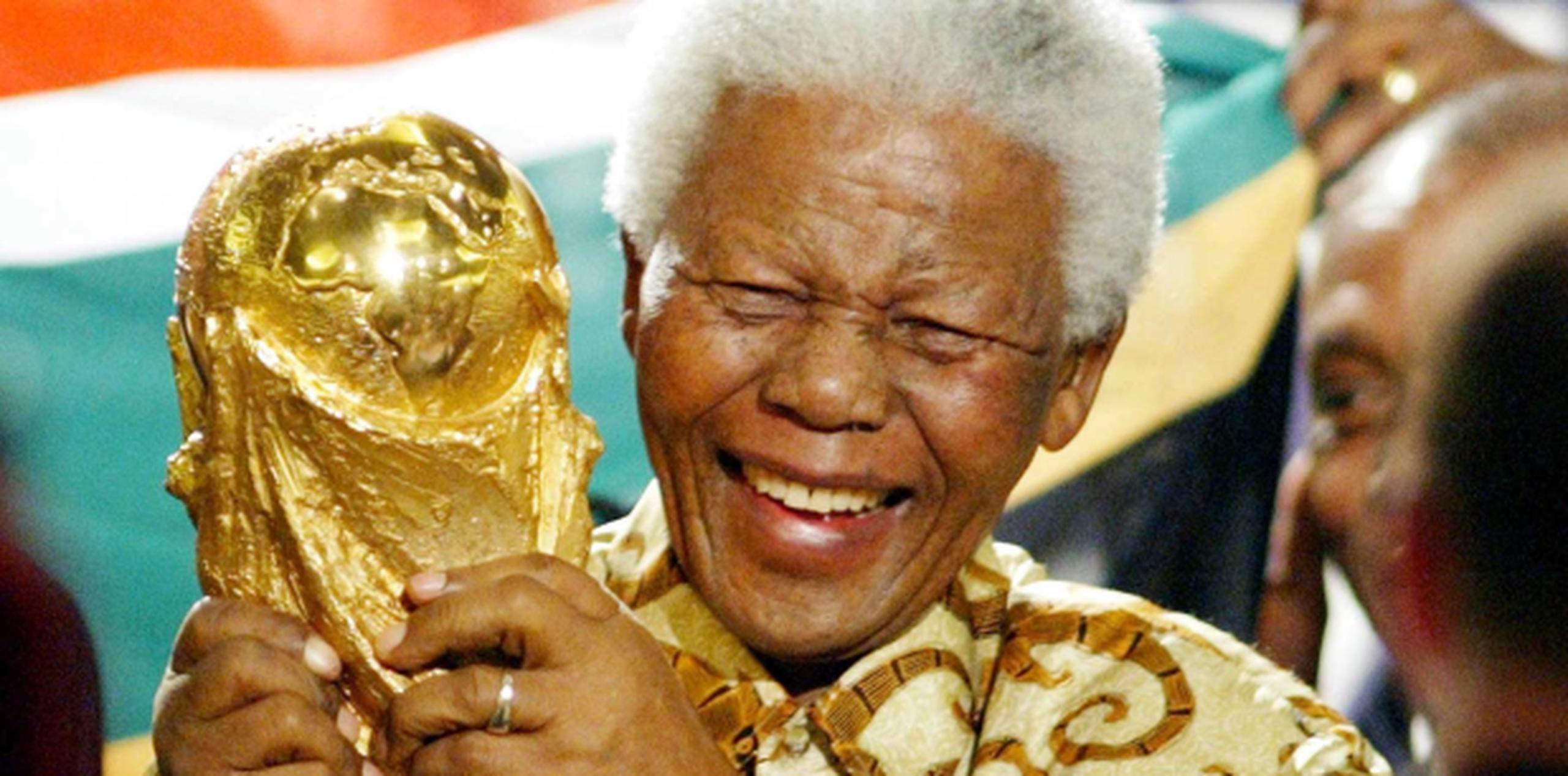 Mandela jugó un importante papel para que Sudáfrica fuera la sede de la Copa Mundial de Fútbol en el 2010. (AP / Archivo / Michael Probst)