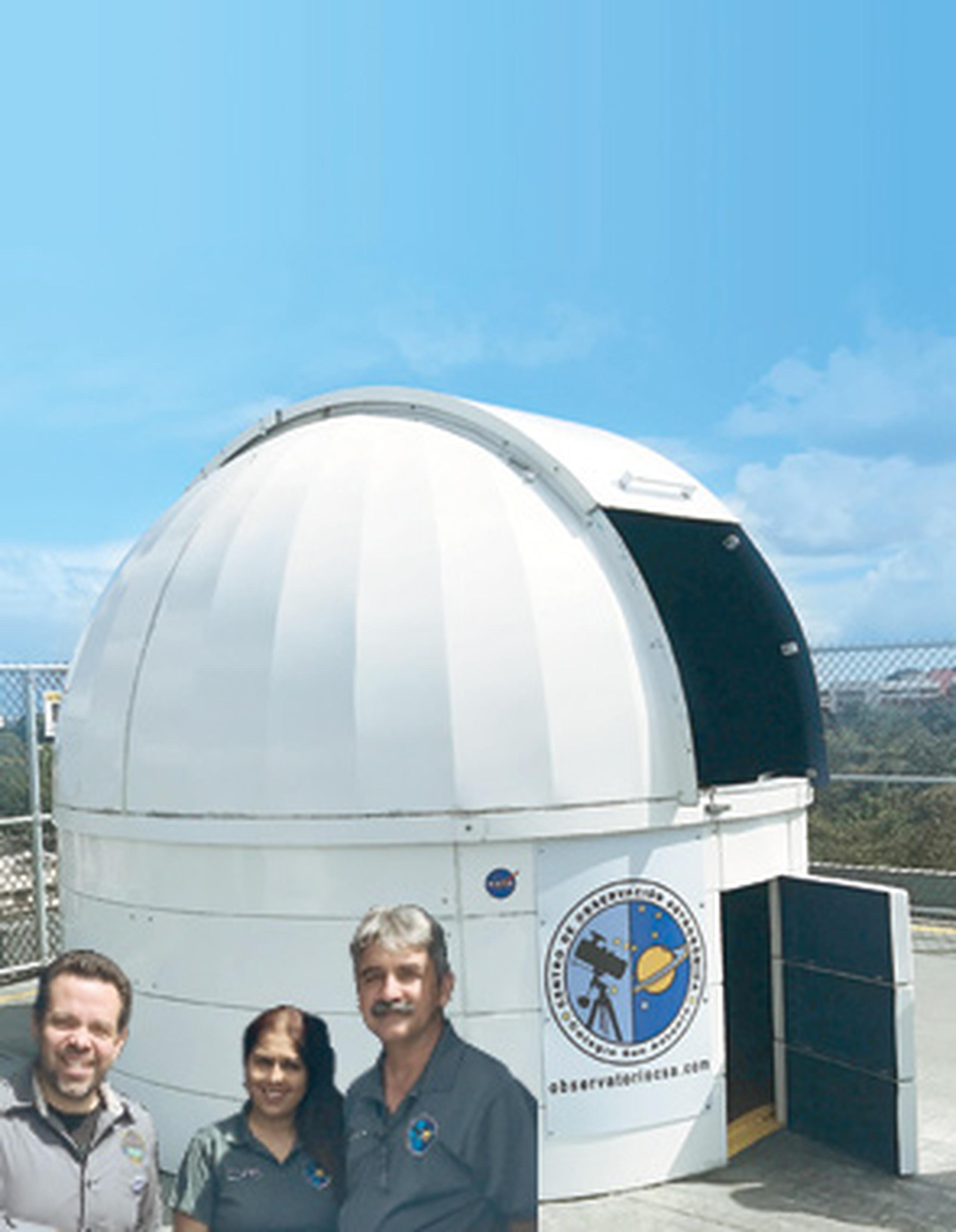 Juan Villafañe, presidente de la Sociedad de Astronomía de P.R., junto con los profesores Jozairaf Asad y Juan Carlos Velázquez. (Suministrada)