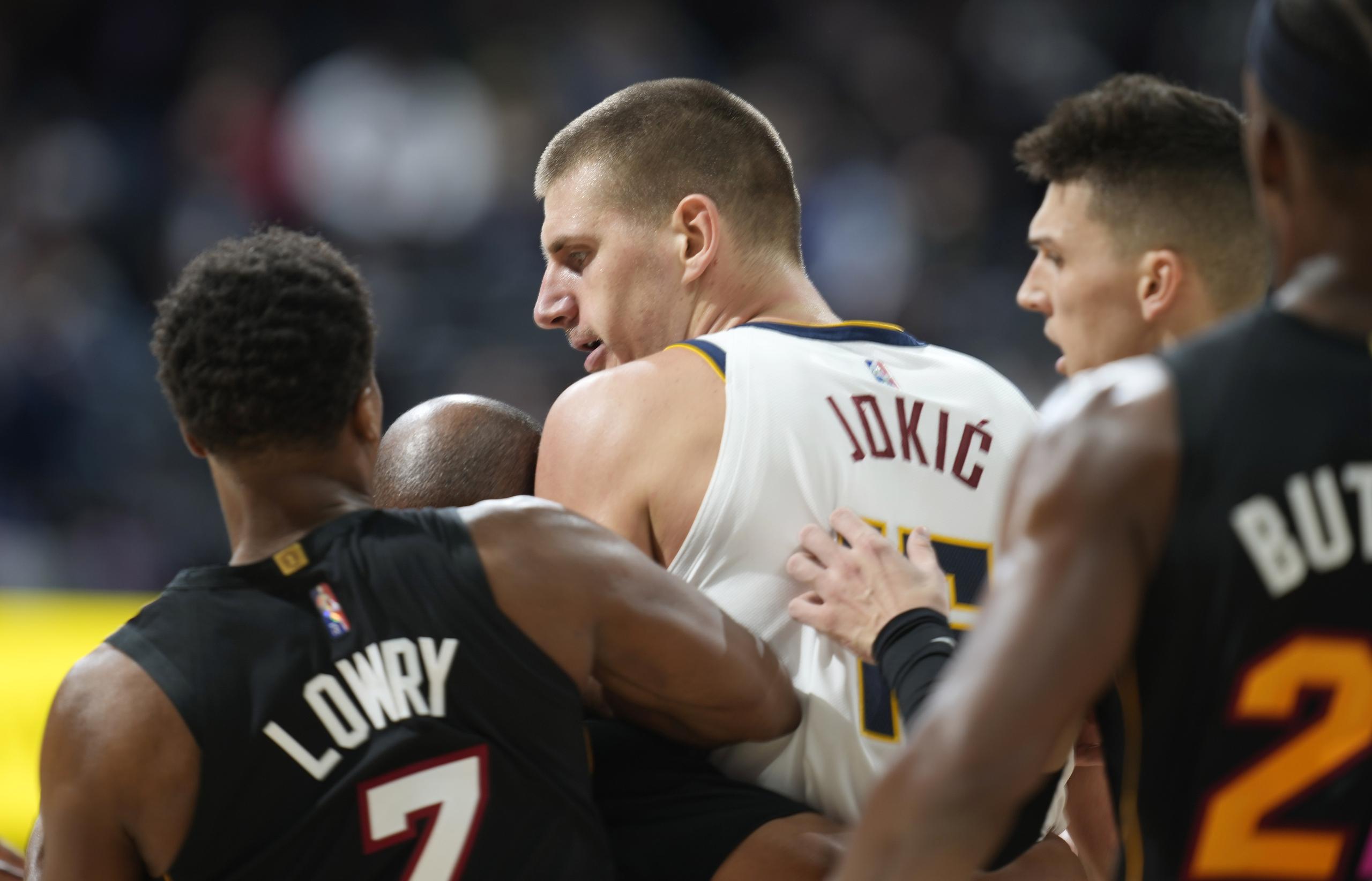Nikola Jokic es enfrentado por los jugadores del Heat luego de golpear a Markieff Morris en noviembre de 2021.