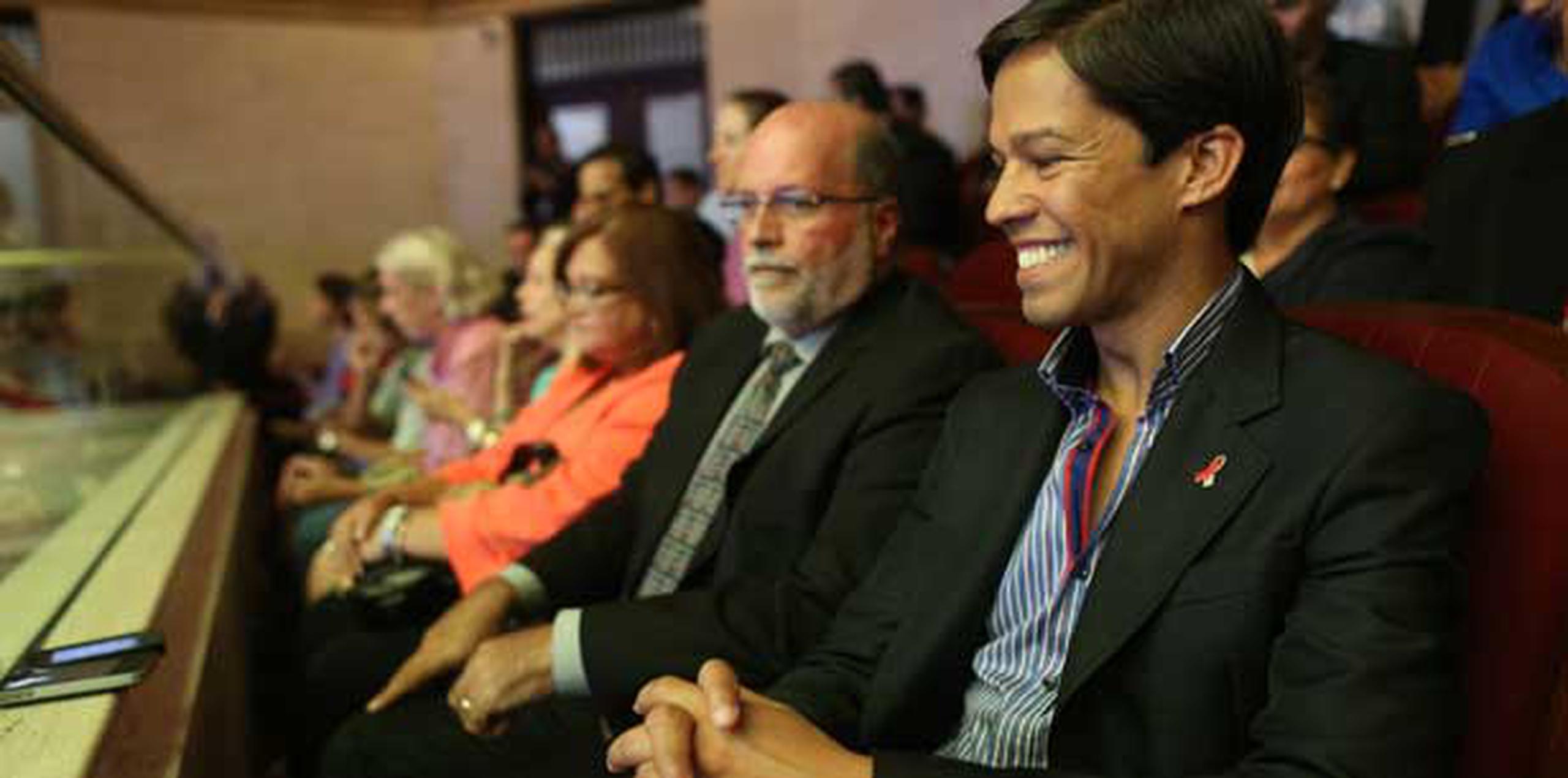 Pedro Julio Serrano y sus padres se encuentran entre las  personas que presencian el debate en torno al proyecto 238. (vanessa.serra@gfrmedia.com)