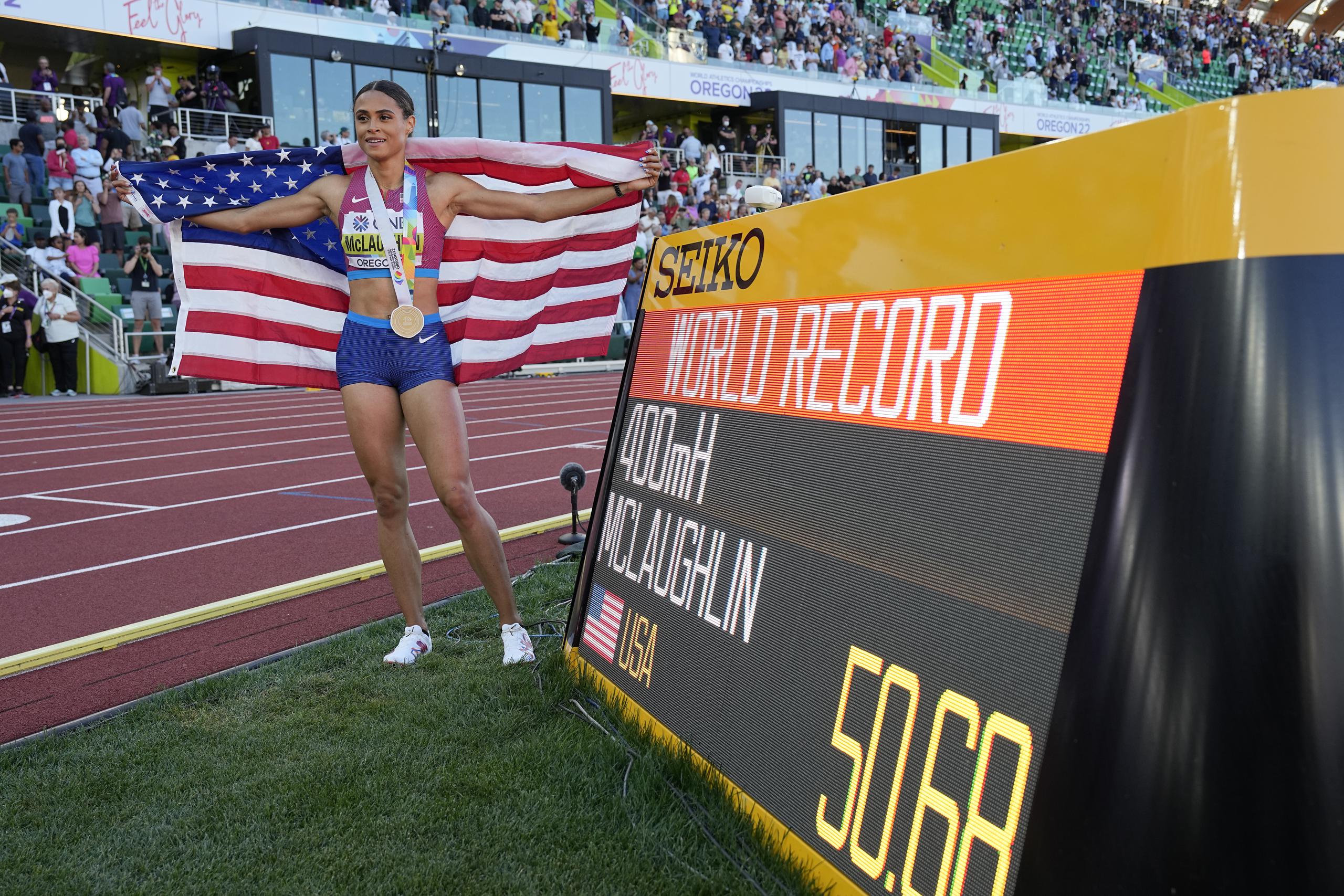 La estadounidense Sydney McLaughlin celebra después de ganar la final de los 400 metros con vallas.