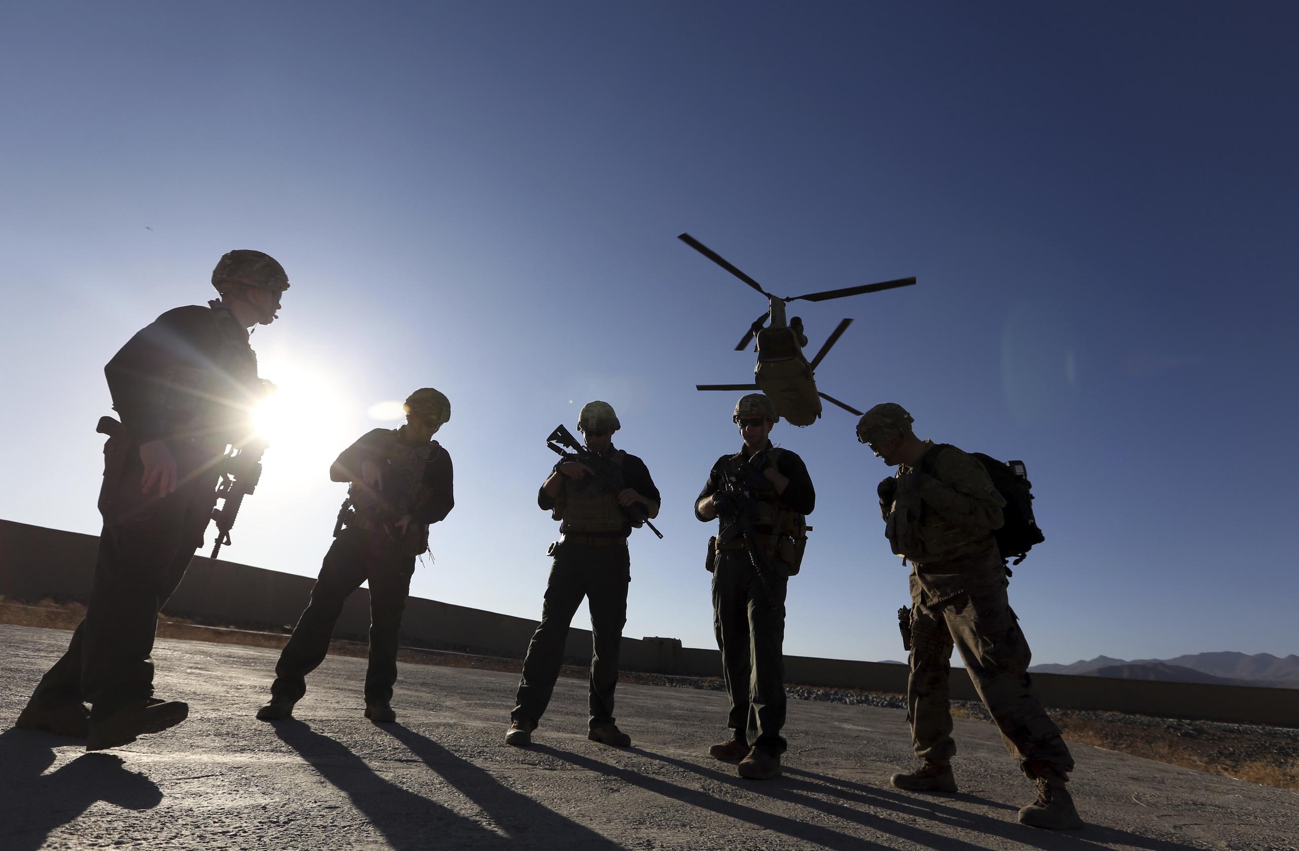Soldados estadounidenses esperan en la pista en la provincia de Logar, Afganistán.