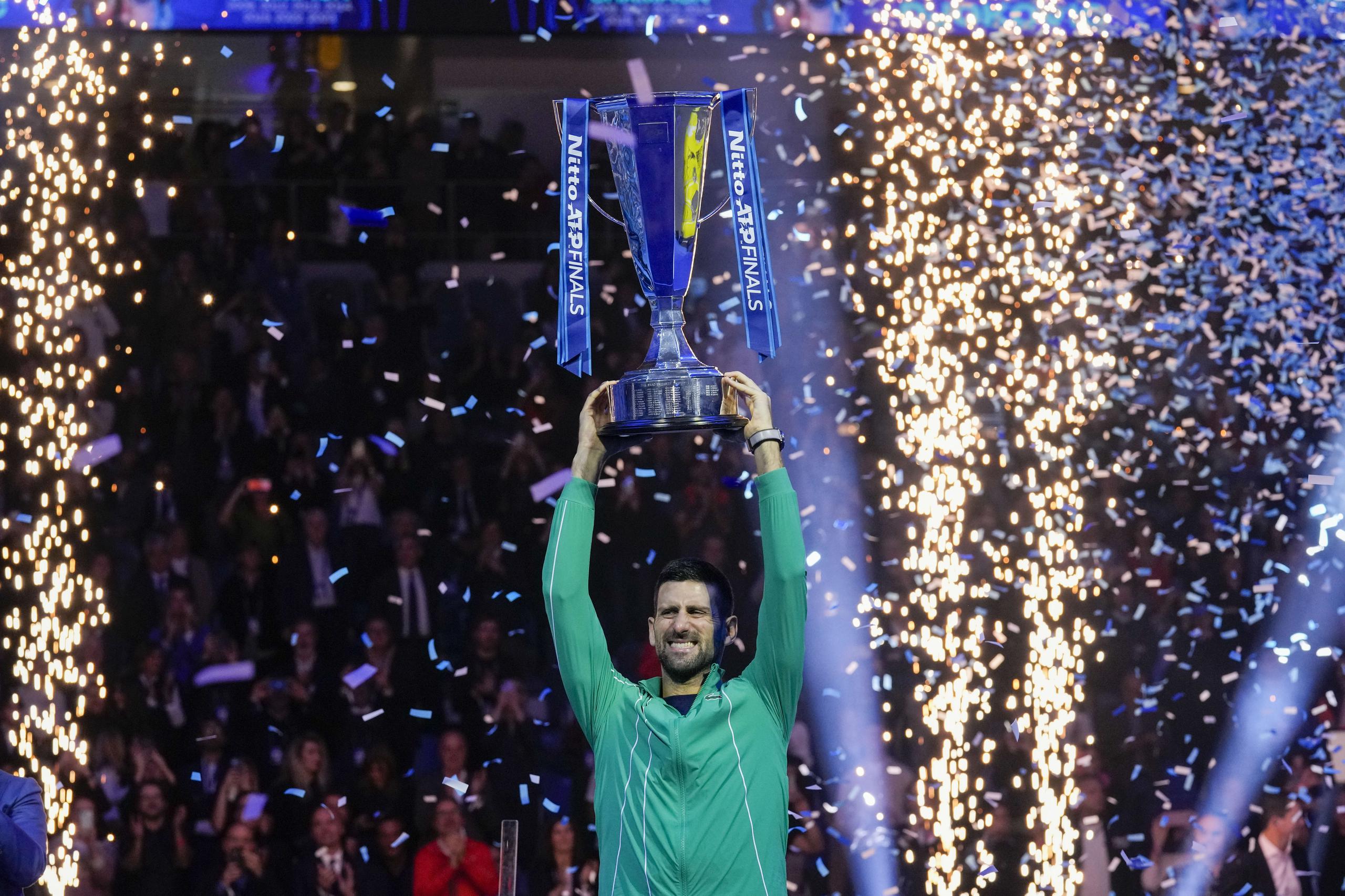 Novak Djokovic celebra luego de ganar este domingo su séptimo título de la ATP Finals con sede en Italia.