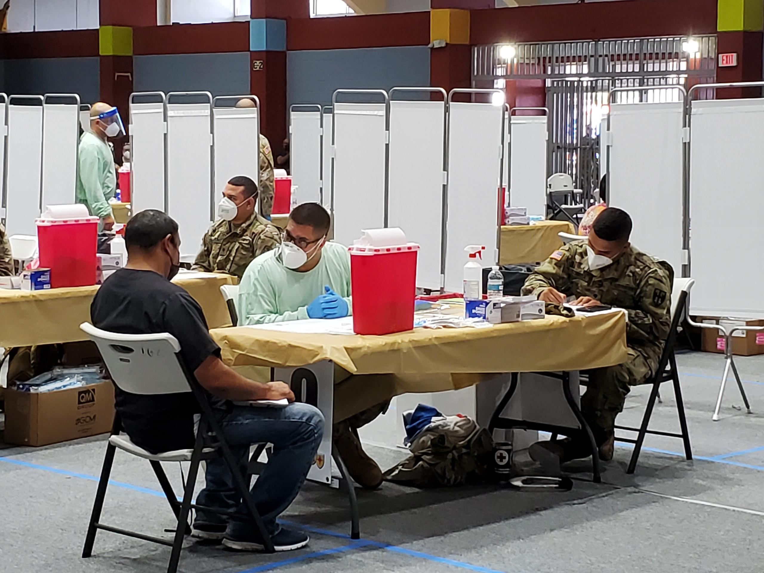 Por tercer día, miembros de la Guardia Nacional de Puerto Rico continuaron vacunando contra el COVID-19 a profesionales de la salud y personal que labora en esa industria en el centro establecido en el Coliseíto Pedrín Zorrilla.