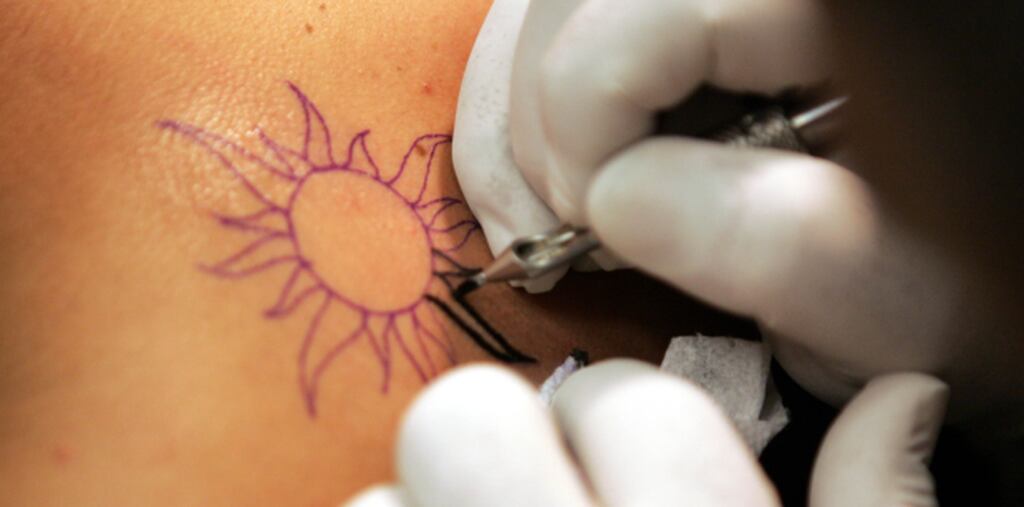 Mujeres Con Tatuajes En La Espalda Baja Son Mas Faciles Primera Hora