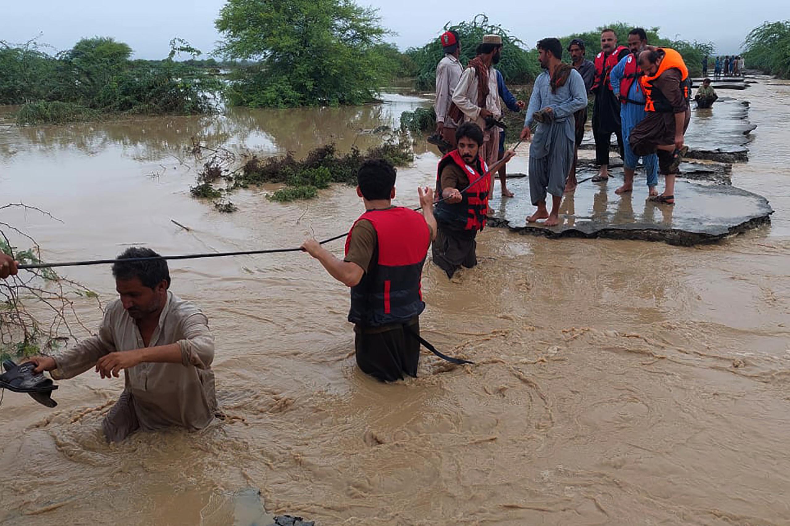 Pakistán está utilizando helicópteros y botes para evacuar a las víctimas de las inundaciones en varias partes del país, incluidos Baluchistán y Rajanpur, un distrito en la provincia oriental de Punjab.