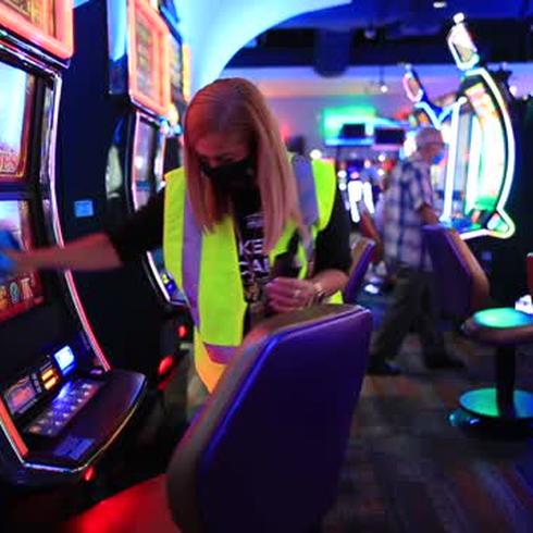 Decenas de adultos mayores recurren a los casinos como terapia en tiempos de COVID-19