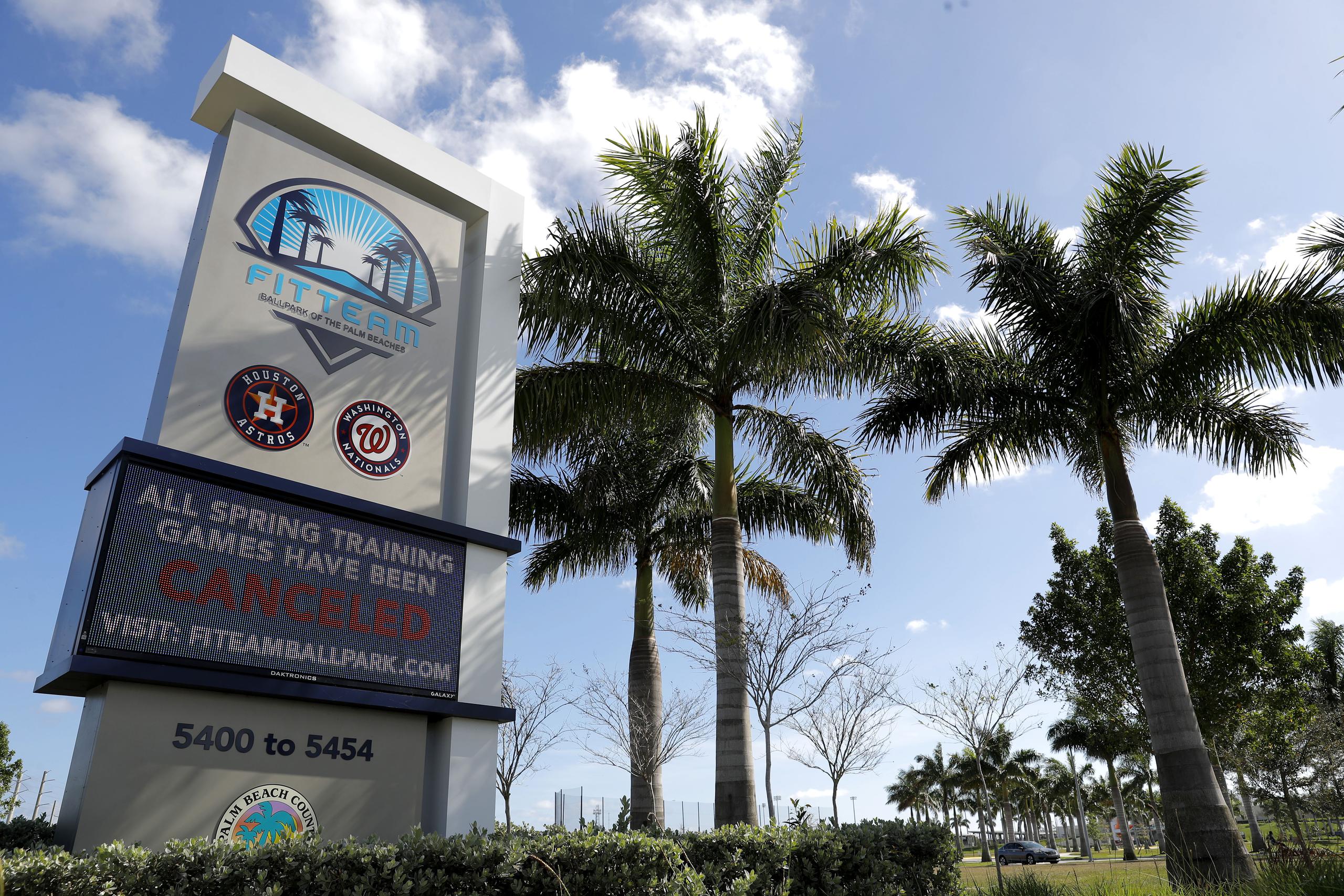Un letrero anuncia la cancelación de la pretemporada en las instalaciones de entrenamiento de los Astros de Houston y los Nacionales de Washington en Jupiter, Florida.