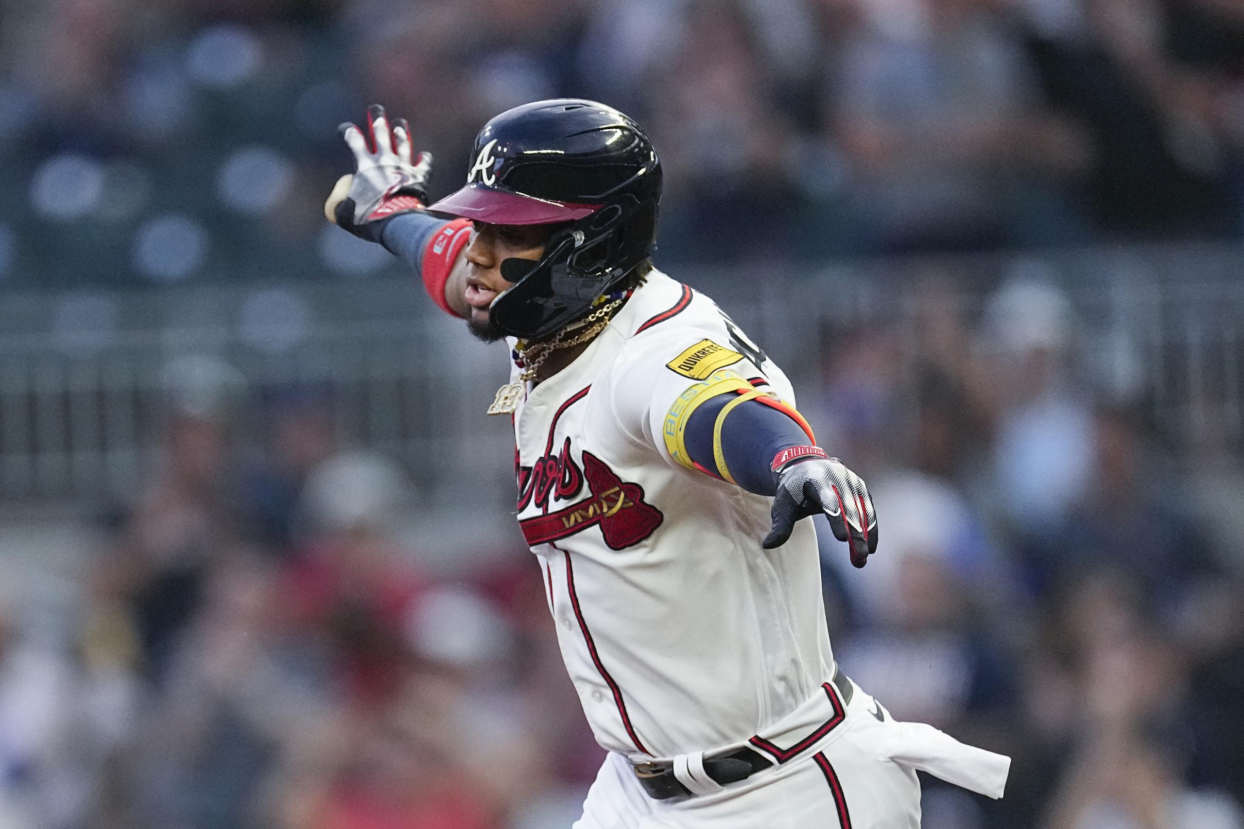 El venezolano Ronald Acuña Jr., de los Braves de Atlanta, recorre las bases luego de sacudir un jonrón en el juego del martes 19 de septiembre de 2023, ante los Phillies de Filadelfia.