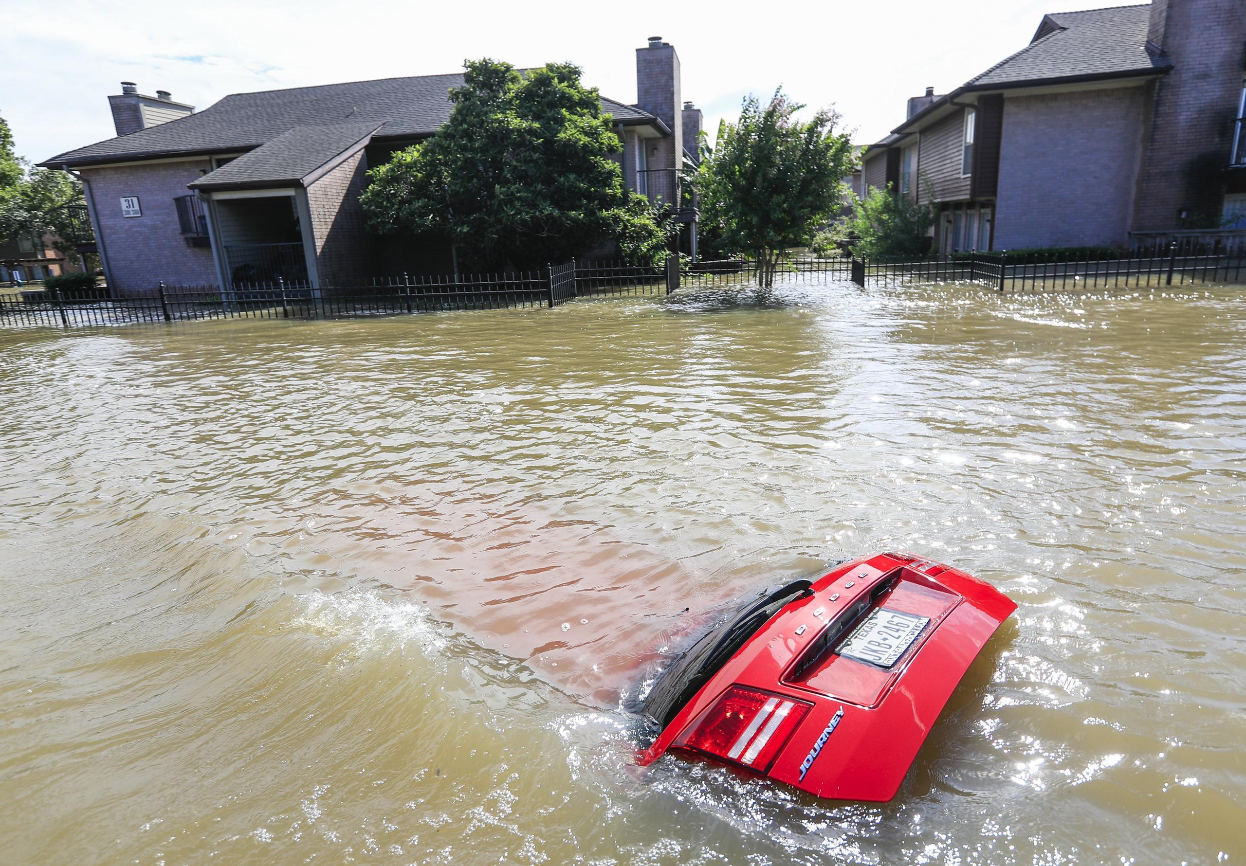 Un auto sumergido por las inundaciones de la crecida del río Buffalo Bayou en Houston, Texas. (EFE / Tannen Maury)