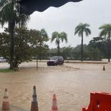 Se reportan carreteras inundadas y derrumbe esta mañana