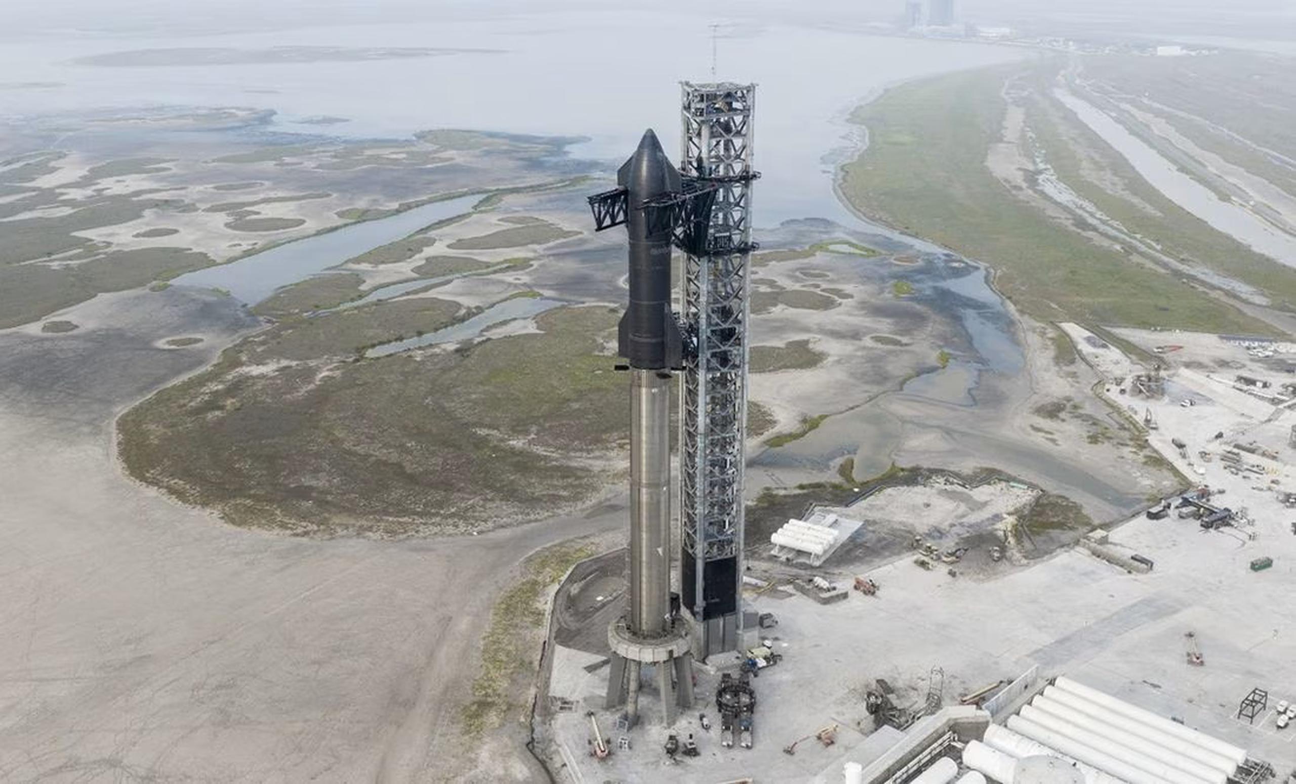 Esta foto sin fecha proporcionada por SpaceX muestra el cohete Starship de la compañía en el sitio de lanzamiento en Boca Chica, Texas.