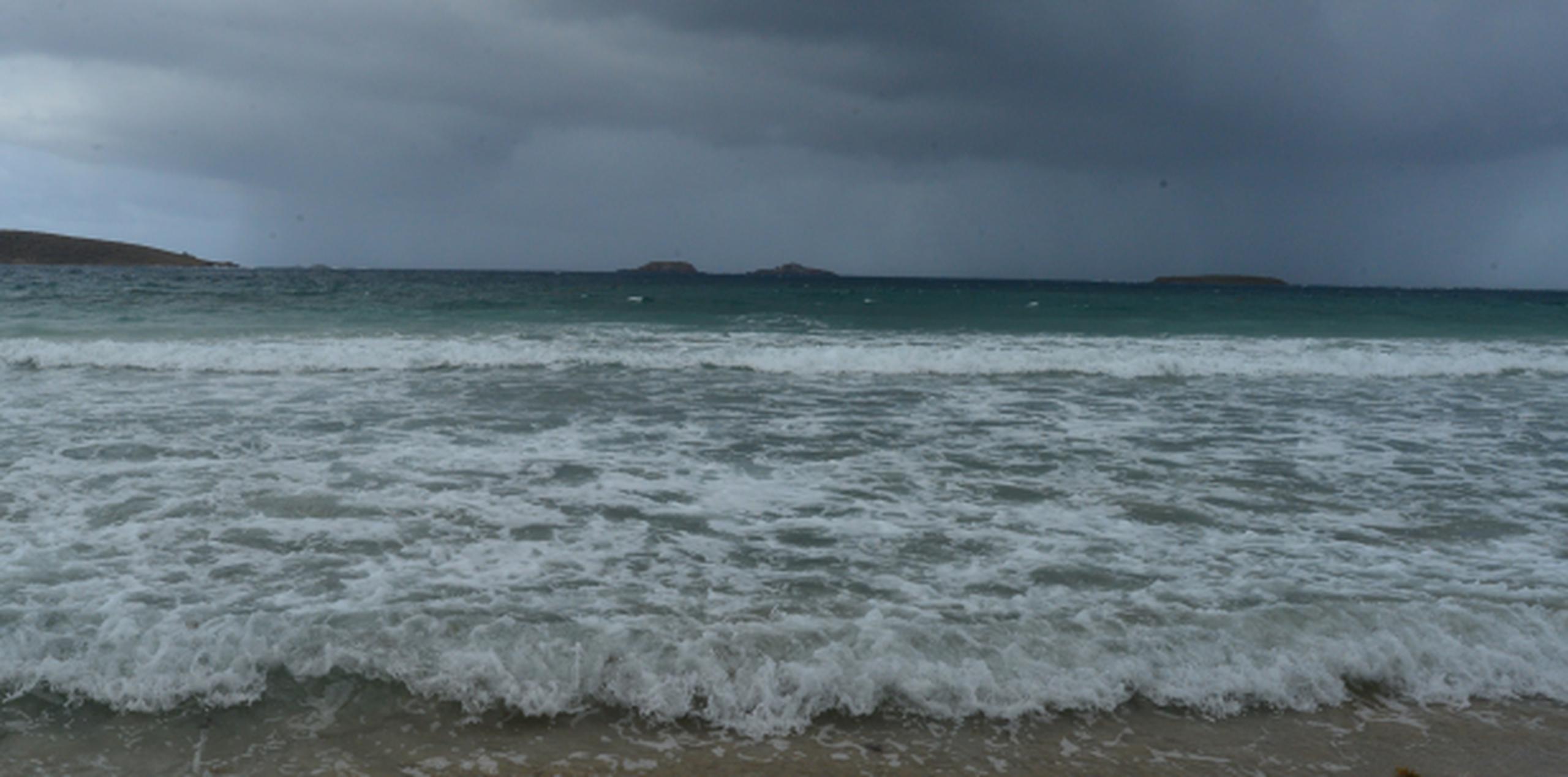 En el muelle de Culebra las olas golpean ya intensamente y se han registrado intensos aguaceros de corta duración. (luis.alcaladelolmo@gfrmedia.com)