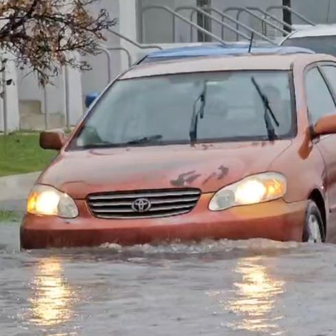 Caos por la lluvia: autos atrapados en calles inundadas de San Juan