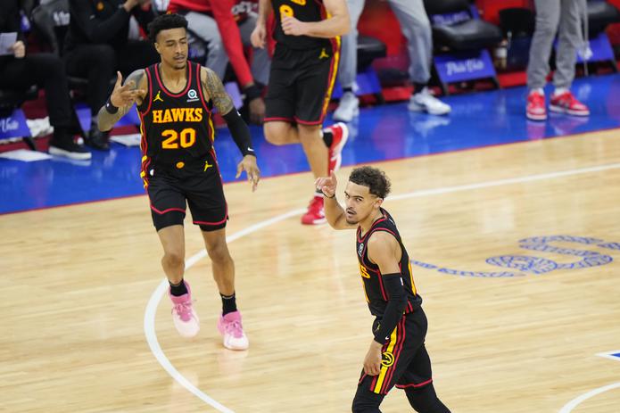 Trae Young de los Hawks de Atlanta reacciona luego de hacer un triple durante la primera mitad del séptimo juego de la serie de playoff de la NBA contra los 76ers de Filadelfia.