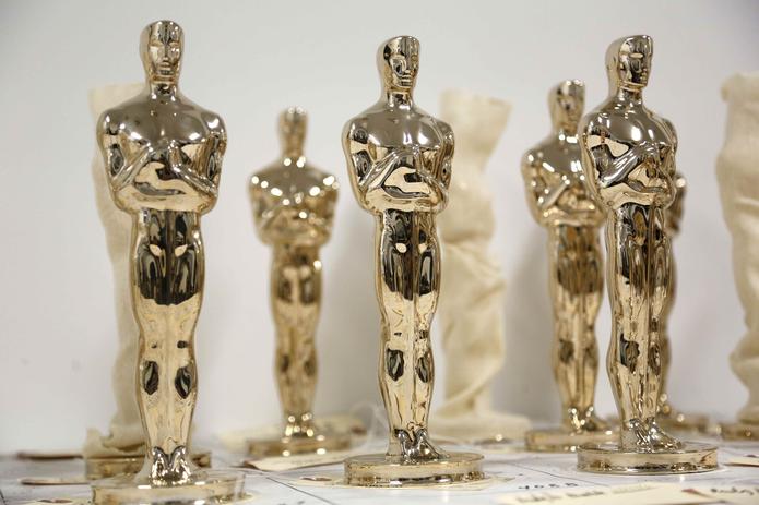 Algunas estatuillas del Oscar que serán entregadas por los artistas seleccionados. (AP)