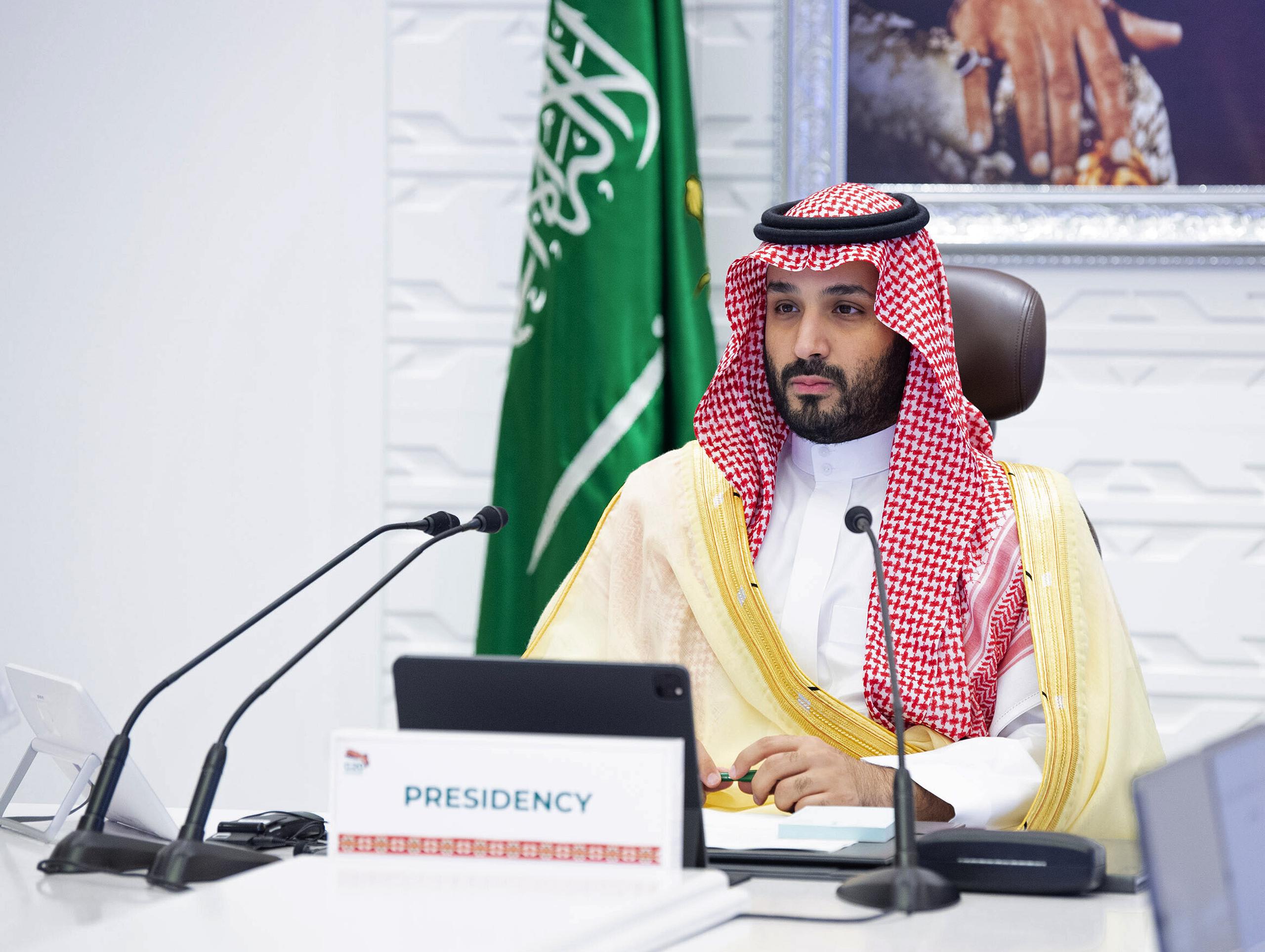 El príncipe heredero de Arabia Saudí, Mohamed bin Salman, participa en una cumbre virtual del G20, en Riad, Arabia Saudí.
