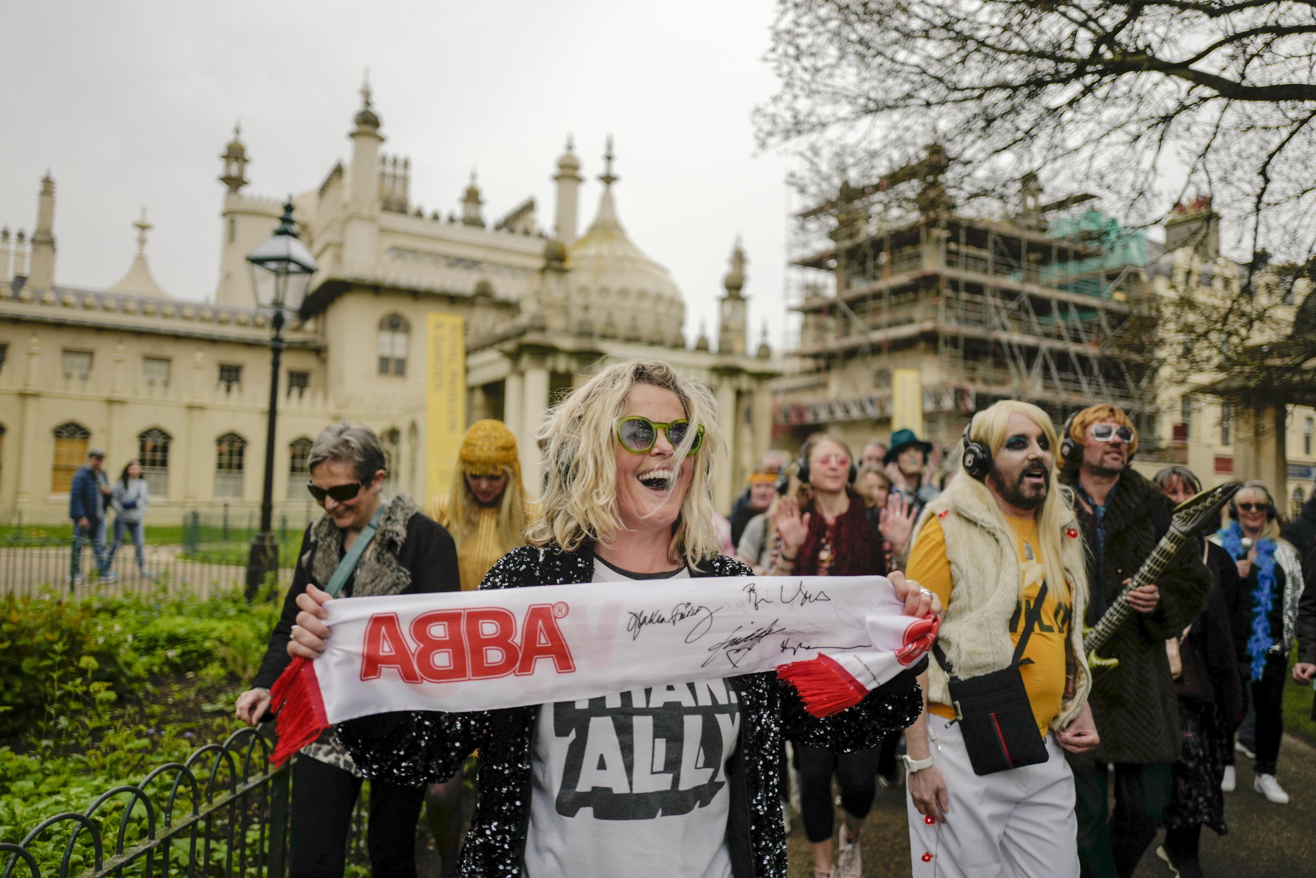 Una multitud participó en un evento afuera del Brighton Dome, en Brighton, Inglaterra, en conmemoración del aniversario.