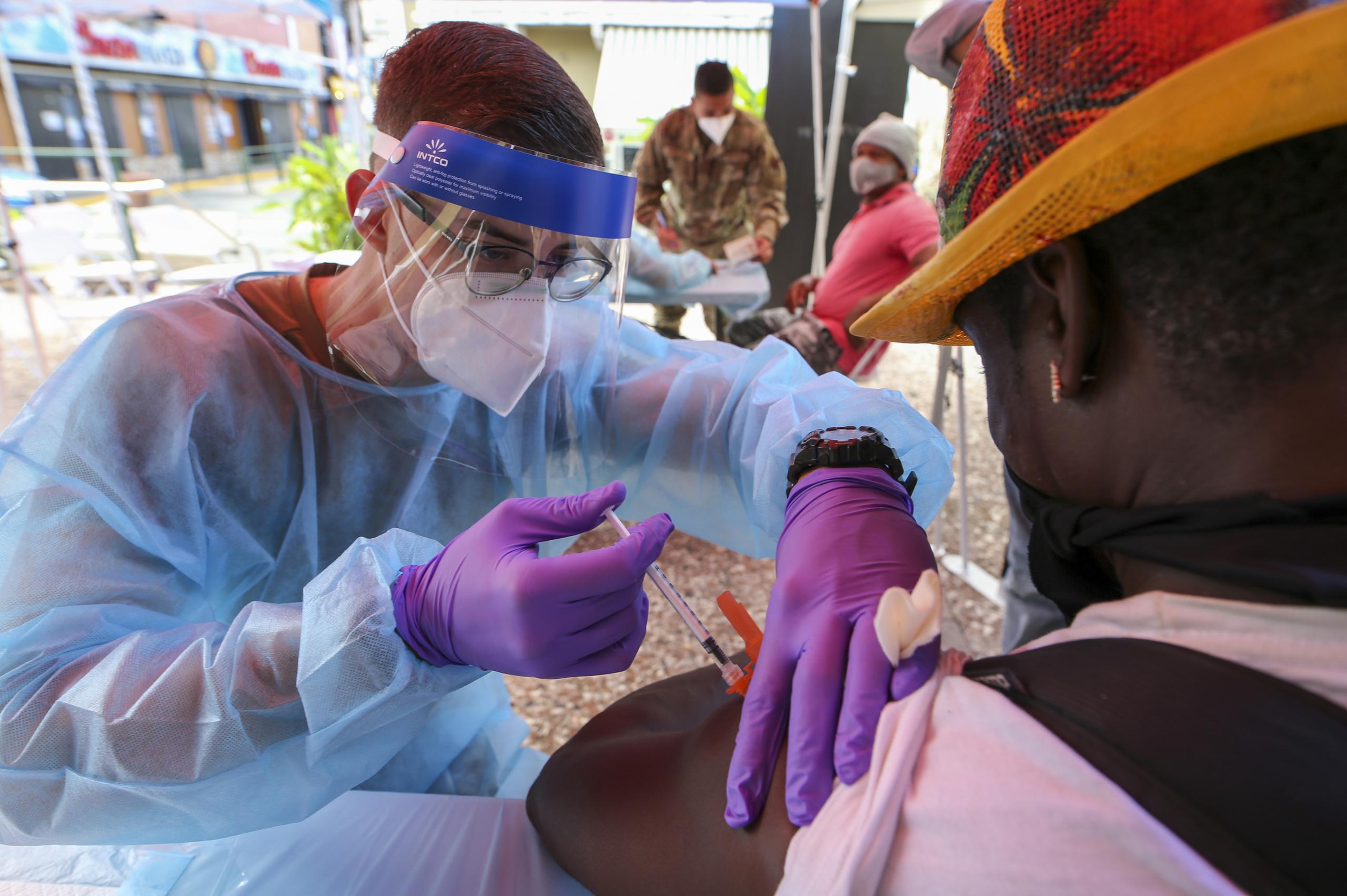 Vacunación contra el COVID-19 en La Placita de Santurce.