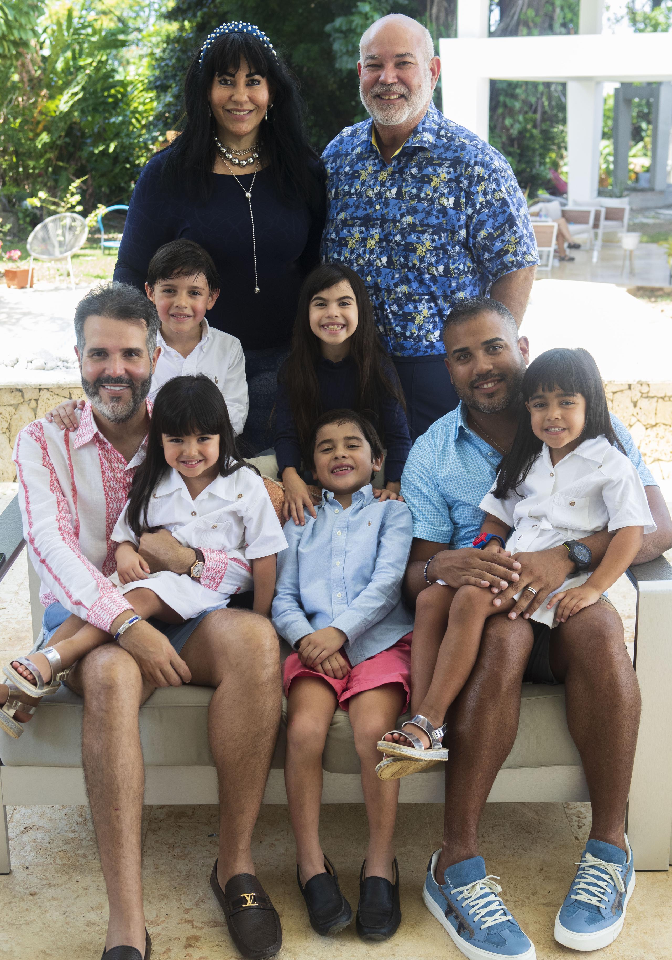 La familia Rivera Gómez recibe el apoyo incondicional del legislador Johnny Méndez y su esposa Lisandra, quienes adoptaron a Alysha, hermana mayor de los demás niños.