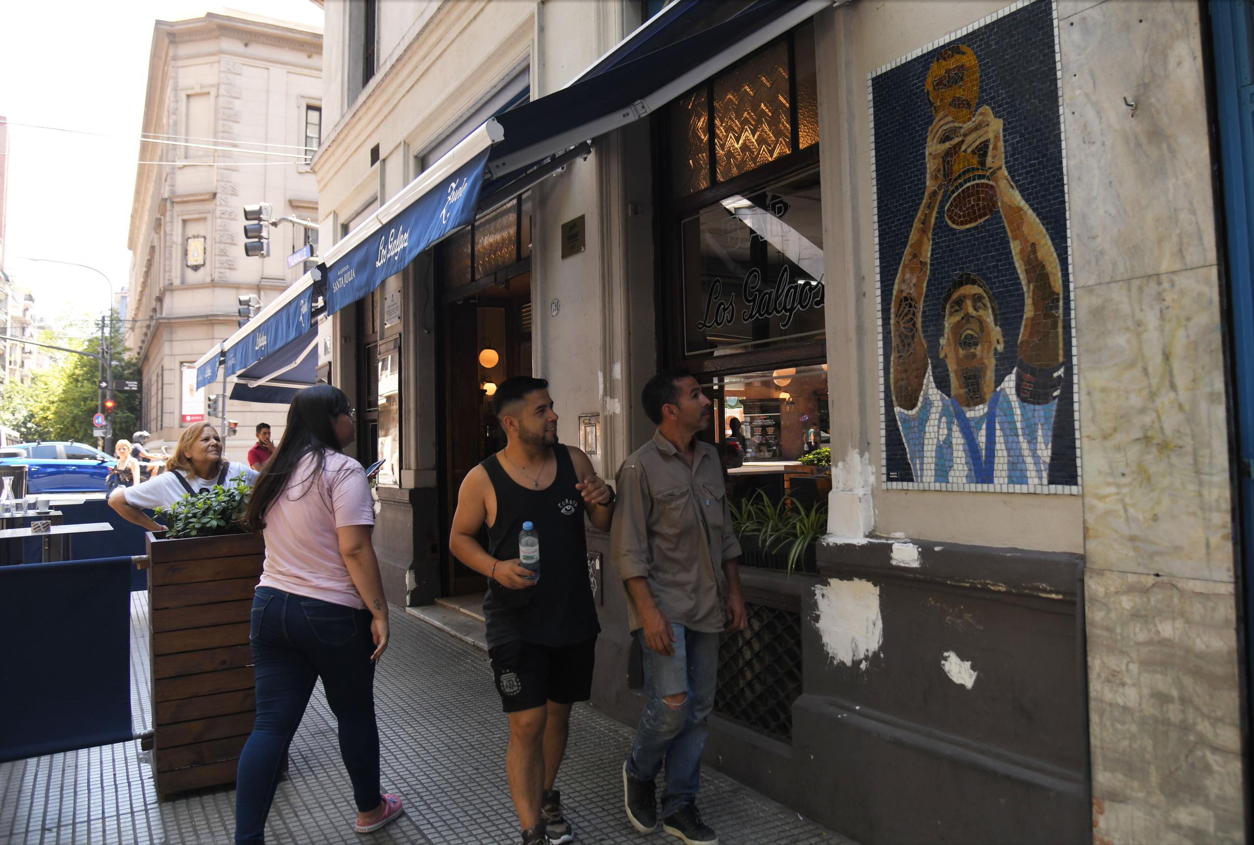 El mosaico de Lionel Messi en el emblemático bar Los Galgos, en Buenos Aires, Argentina. (EFE/ Enrique Garcia Medina)