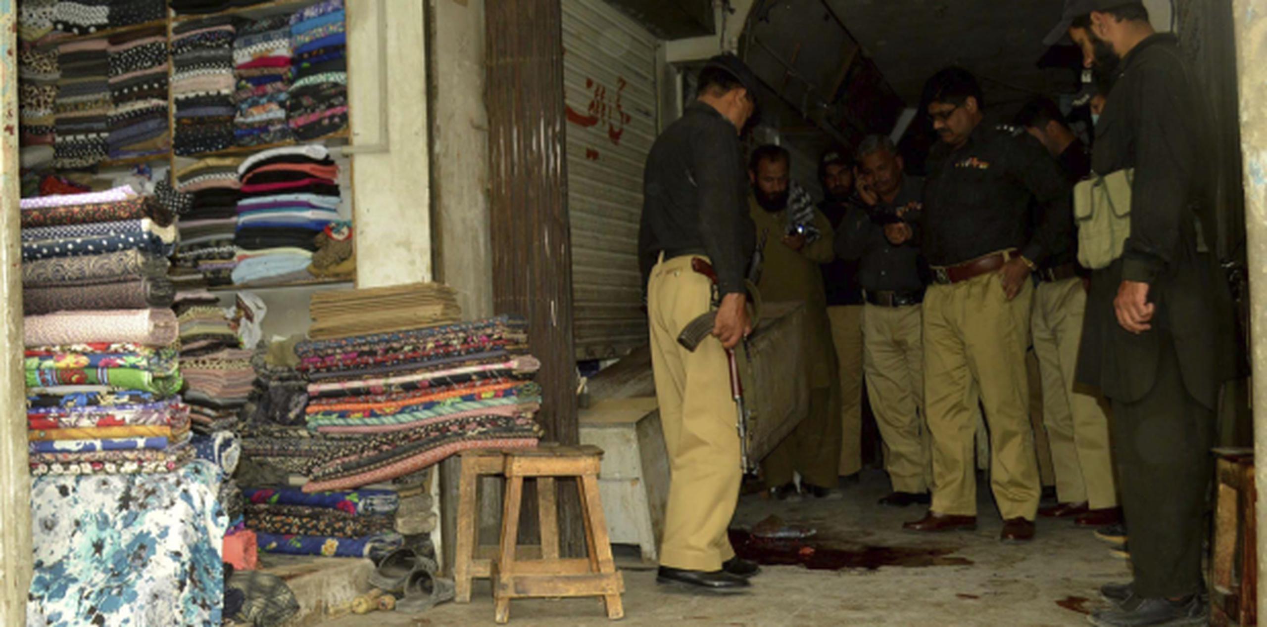 Fuerzas gubernamentales de Pakistá, aquí investigando un reciente tiroteo en un mercado, intentarán rescatar a algunos de los rehenes que permanecen en poder de los secuestradores. (AP)
