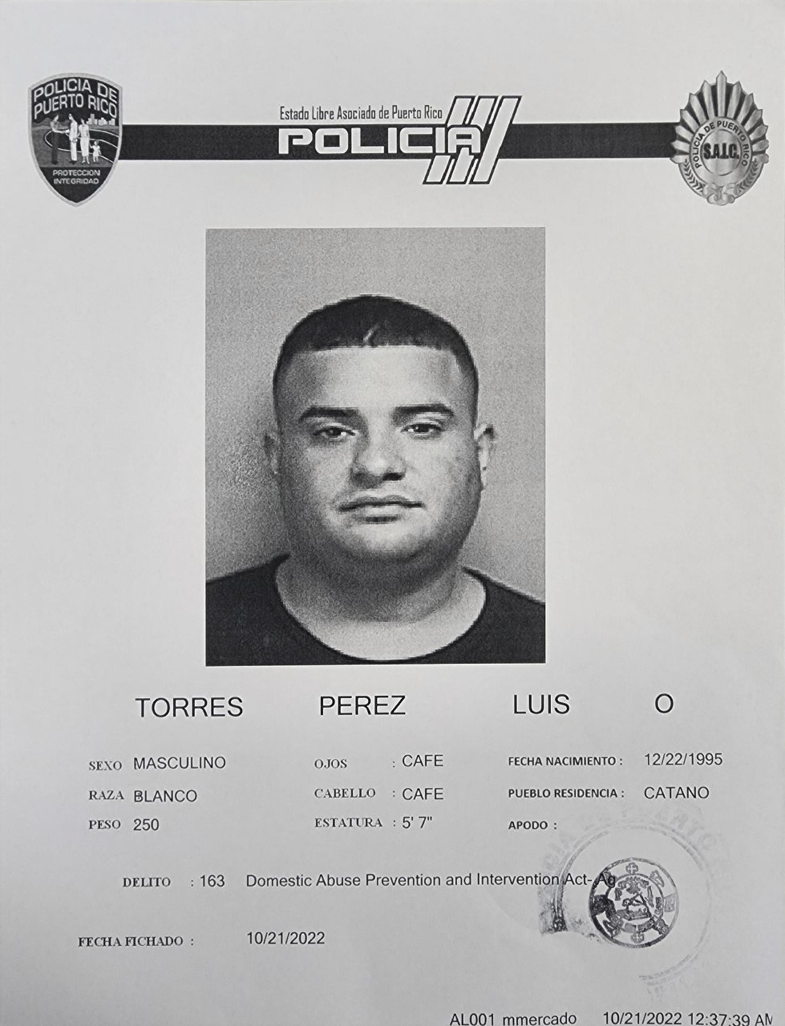 Luis O. Torres Pérez de 26 años y residente en Cataño, enfrenta cargos por violación al artículo 3.2 (maltrato agravado en presencia de menores) de la Ley 54 para la Prevención e Intervención con la Violencia Doméstica y por infracción a la Ley de Armas.
