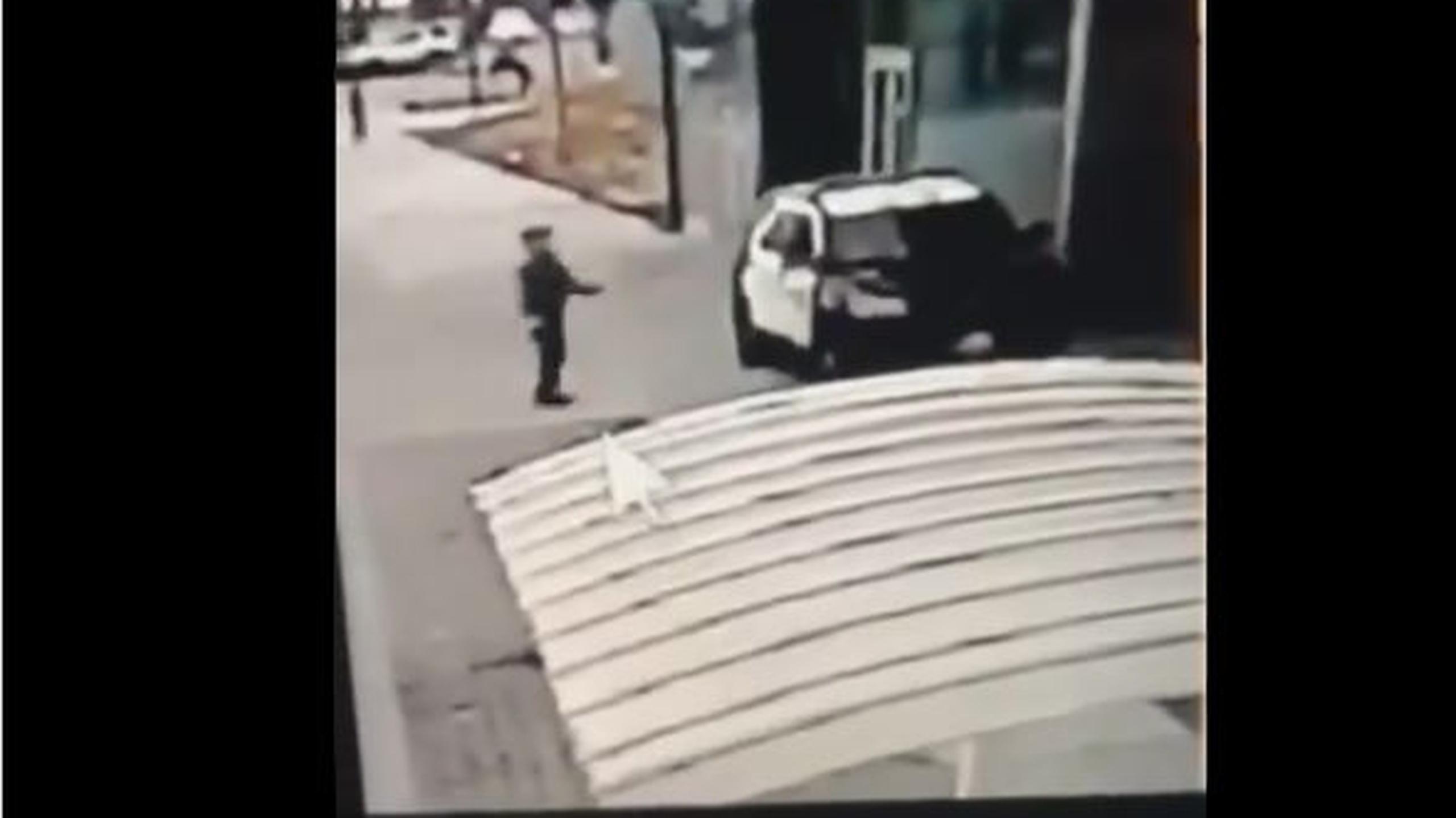 La policía compartió un vídeo del incidente en un tuit, en el que se veía a una persona disparar a través del asiento del pasajero del auto.