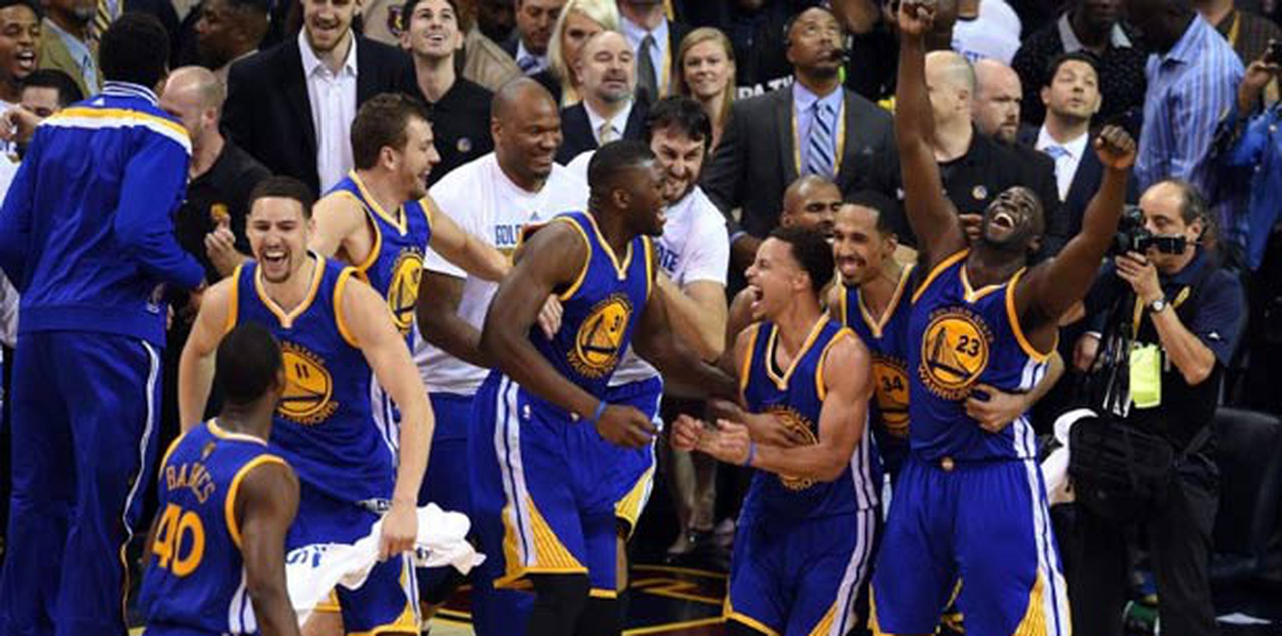 Los Warriors de Golden State celebran luego de coronarse campeones de la temporada 2014-15 de la NBA. (AFP)