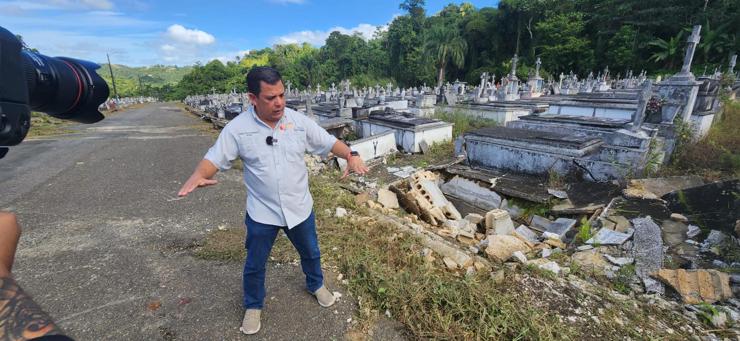 El alcalde de Lares, Fabián Arroyo Rodríguez, explica la situación en el cementerio.