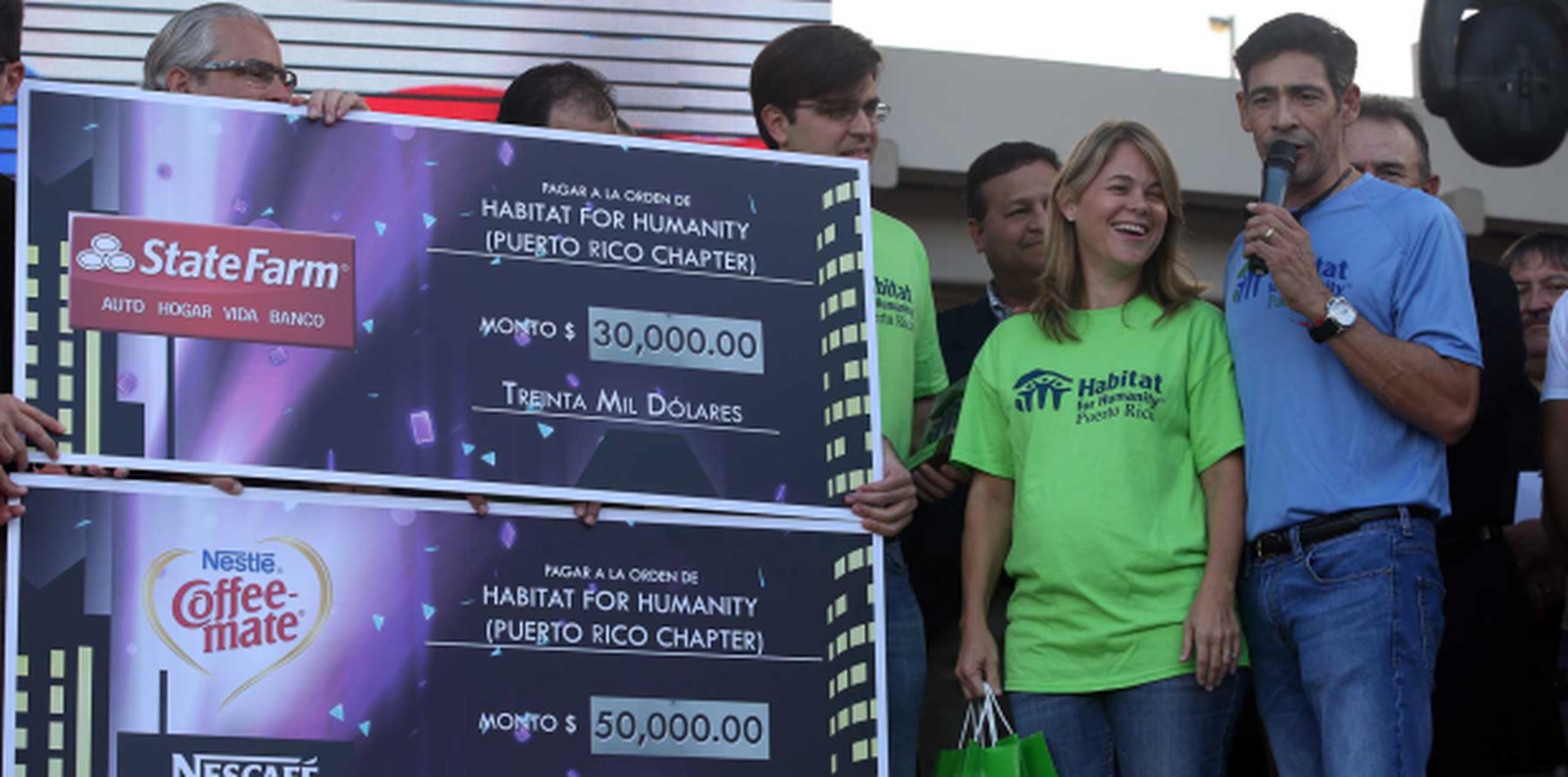Lozada aprovechó la visita para hacer entrega del donativo de $80,000 a la fundación sin fines de lucro Habitat for Humanity Puerto Rico, por la cual bailó en el reality show Mira quién baila. (david.villafane@gfrmedia.com)
