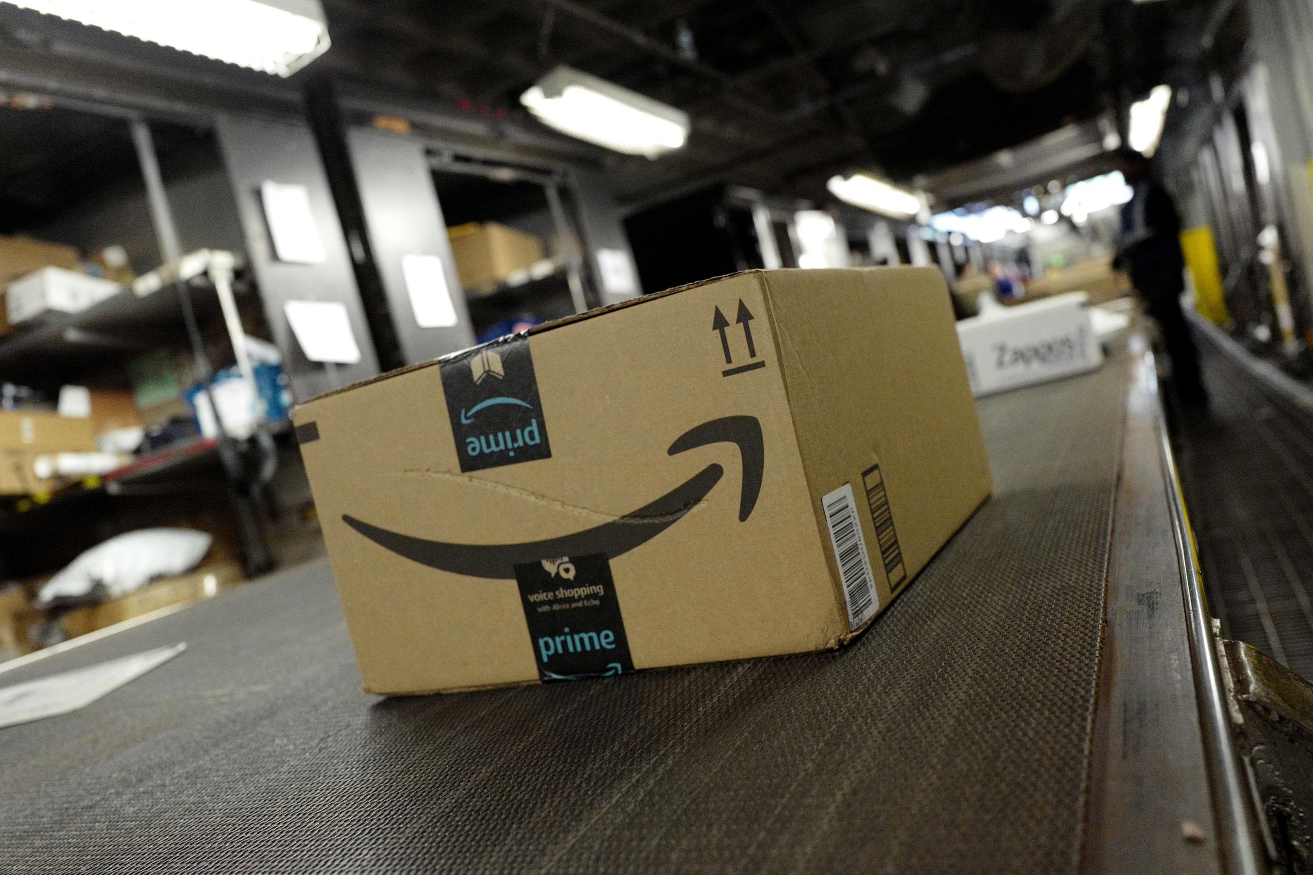 Un paquete de Amazon se mueve por las correas de distribución de UPS.