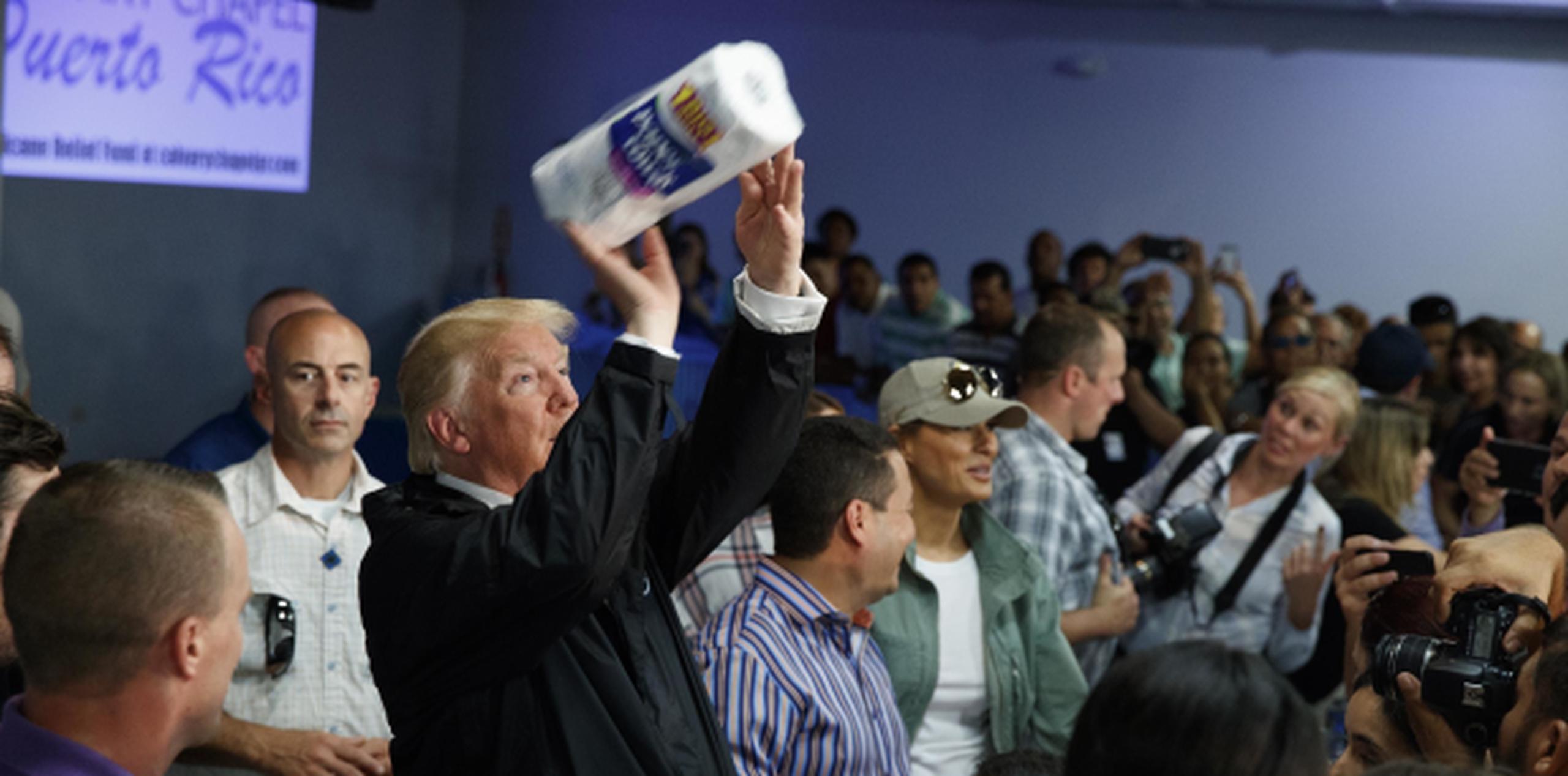 Donald Trump arrojó paquetes de papel toalla a la multitud mientras repartía suministros en la iglesia Calvary Chapel. (AP / Evan Vucci)