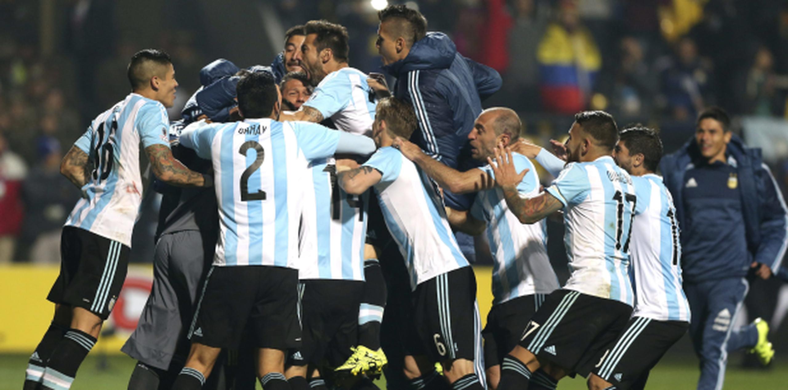 Los jugadores argentinos celebran el gol de su compañero Carlos Tévez que dio la victoria a su selección en la tanda de penaltis del partido Argentina-Colombia, de cuartos de final de la Copa América de Chile 2015. (EFE)