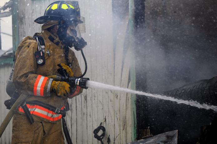 Foto de archivo de un bombero mientras realizaba labores de extinción de incendios.