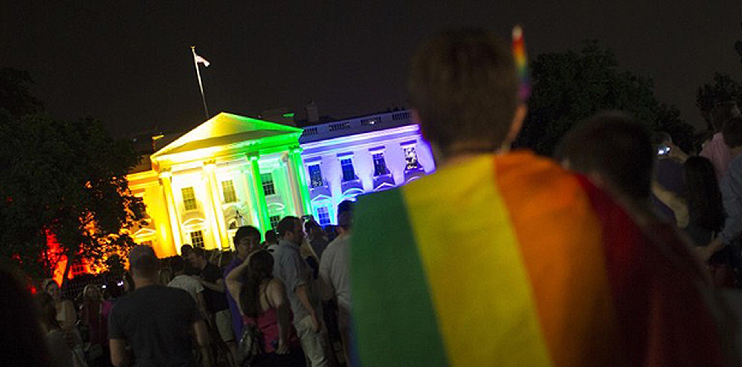 Los nuevos colores nocturnos iluminaban el lado norte de la Casa Blanca cuando Obama regresó la noche del viernes procedente de Charleston, Carolina del Sur. (AFP)