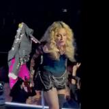 Madonna escupe a fans durante concierto 