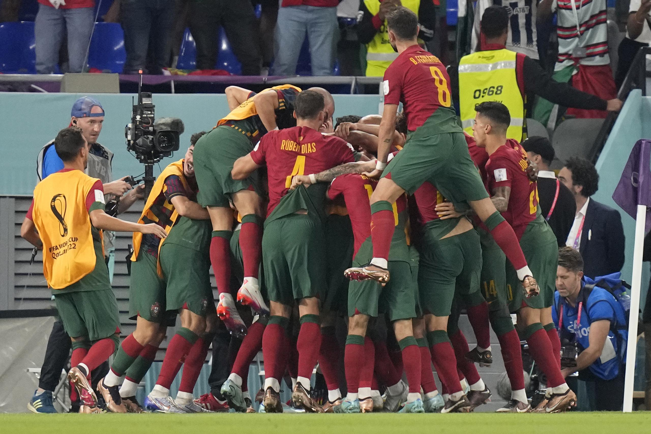 Los portugueses celebran el gol.