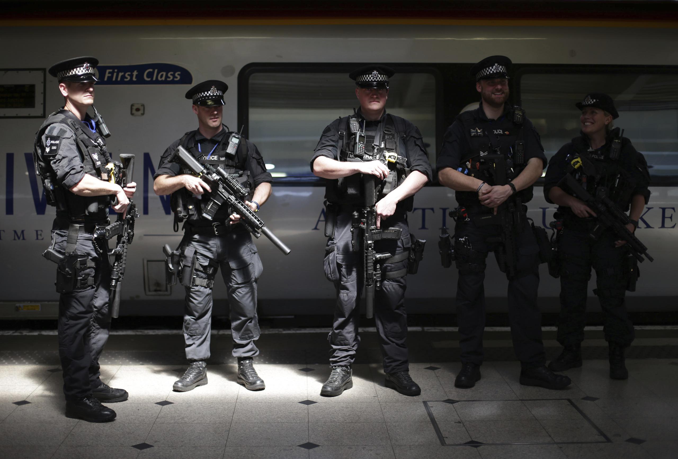 Agentes frente a un tren que va rumbo a Birmingham New Street, en la estación de Euston, Londres. (Yui Mok / PA Wire)