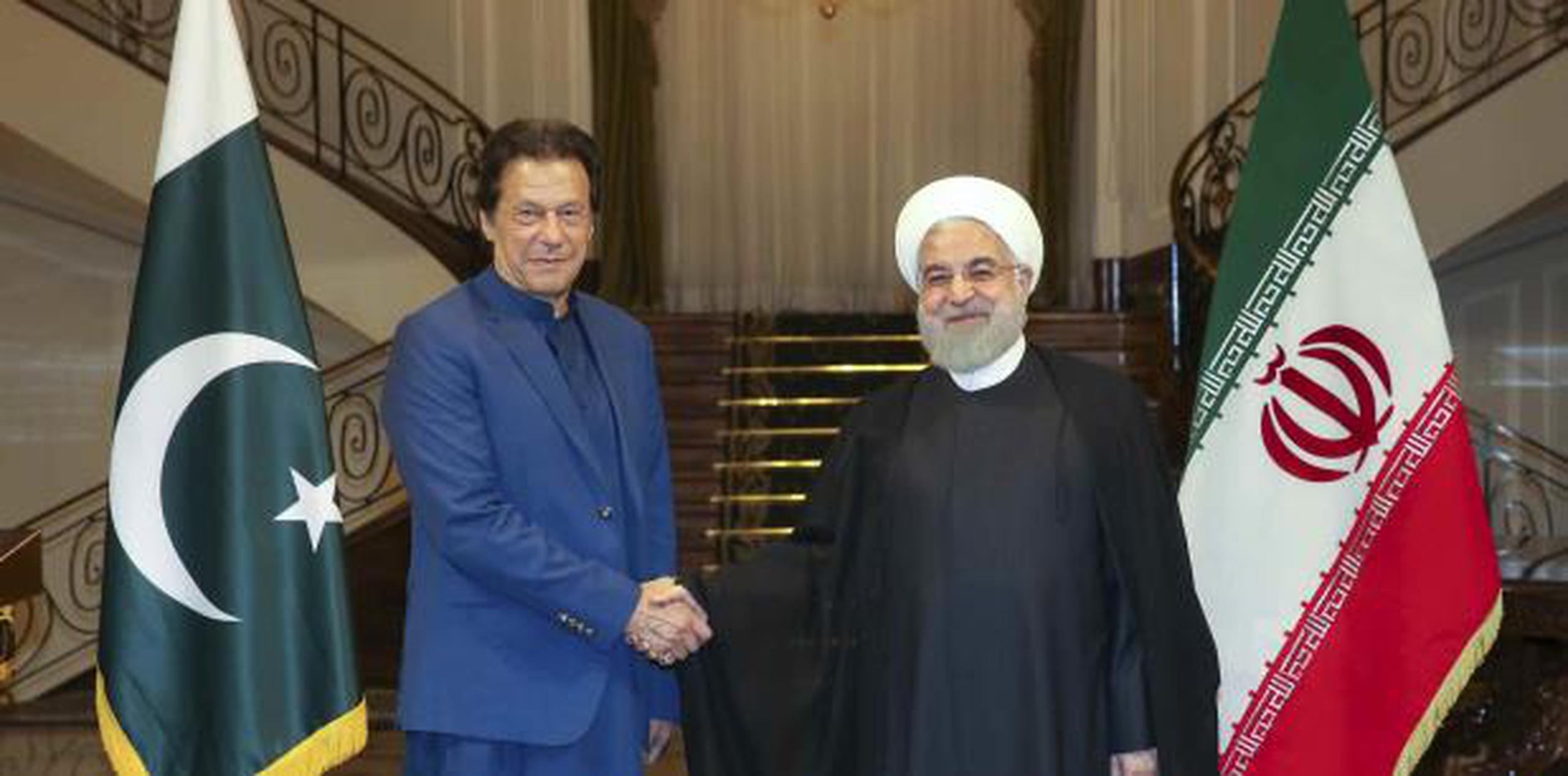El iraní Hassan Rouhani, a la derecha, saluda al porimer ministro paquistaní, Imran Khan. (AP)