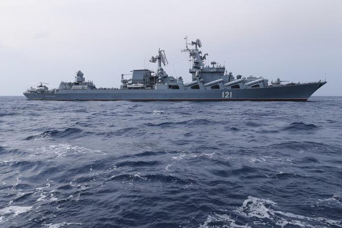 En esta foto distribuida por el Servicio de Prensa del Ministerio de Defensa ruso, el crucero misilístico Moskva patrulla el Mediterráneo cerca de la costa de Siria, 17 de diciembre de 2015.